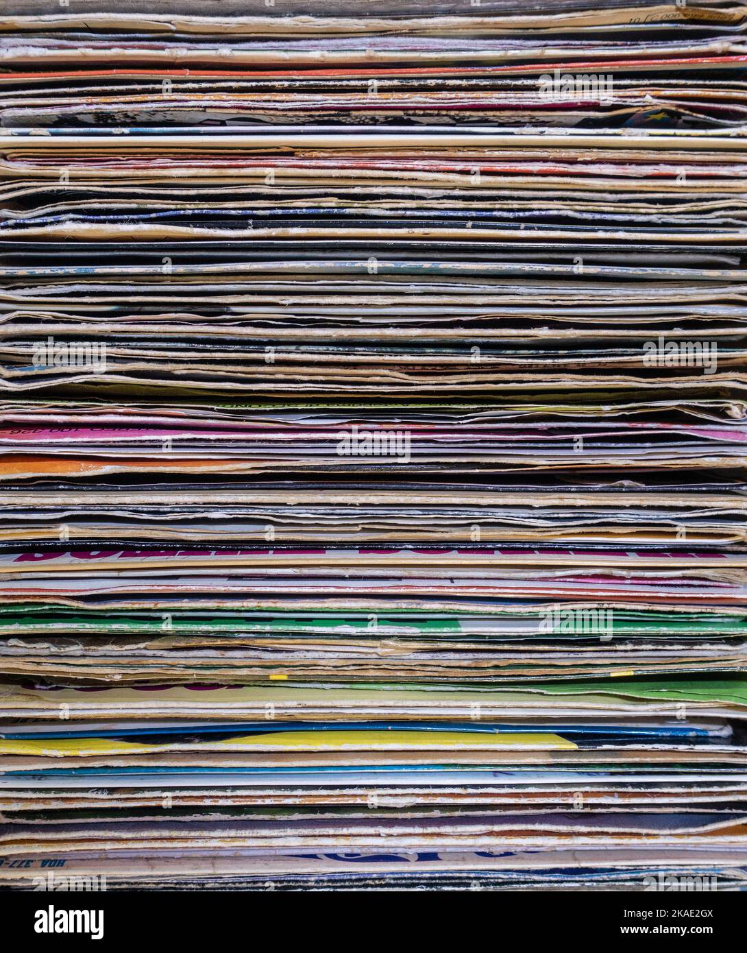 Pila, pila de discos de vinilo singles. Foto de stock