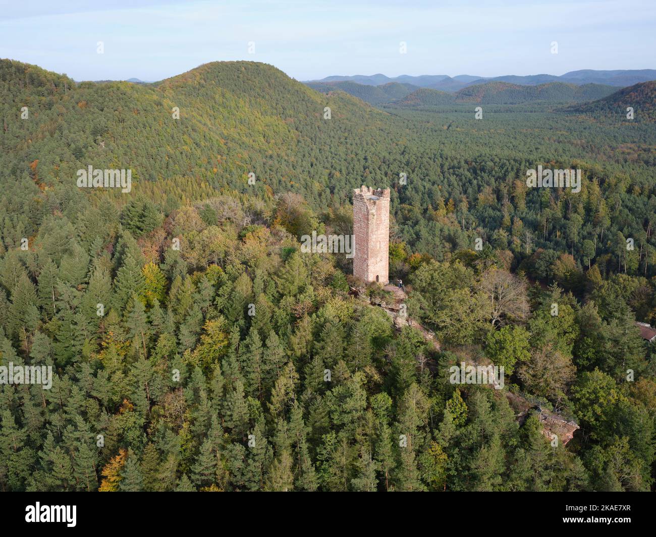 VISTA AÉREA. Ruinas del castillo de Waldeck. Éguelshardt, Mosela, Grand Est, Francia. Foto de stock