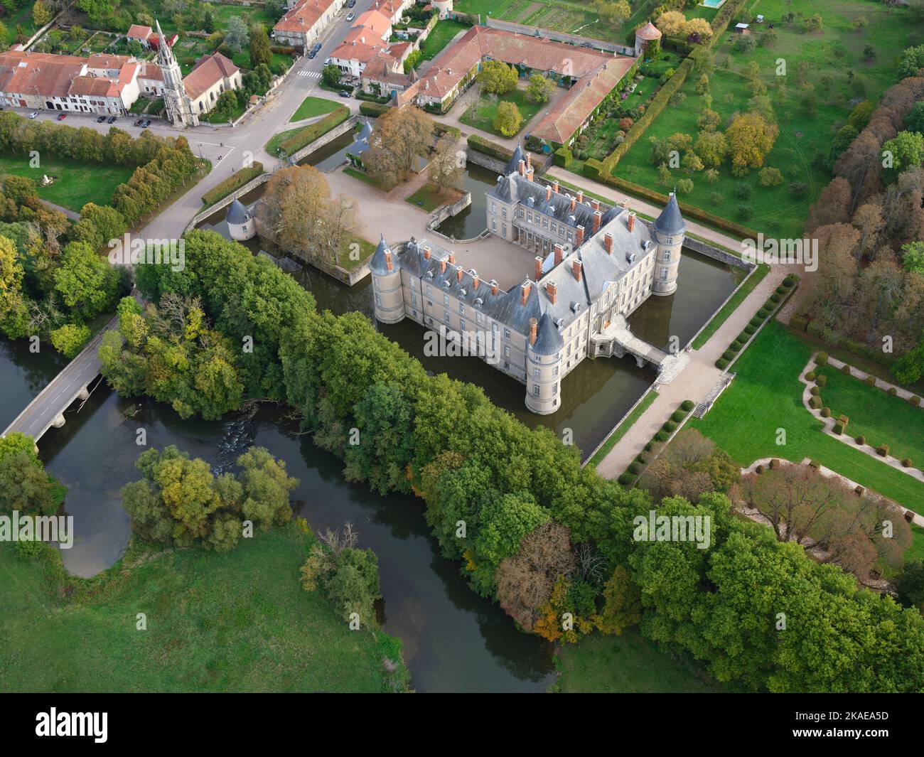 VISTA AÉREA. Castillo de Haroué, Meurthe-et-Moselle, Grand Est, Francia. Foto de stock