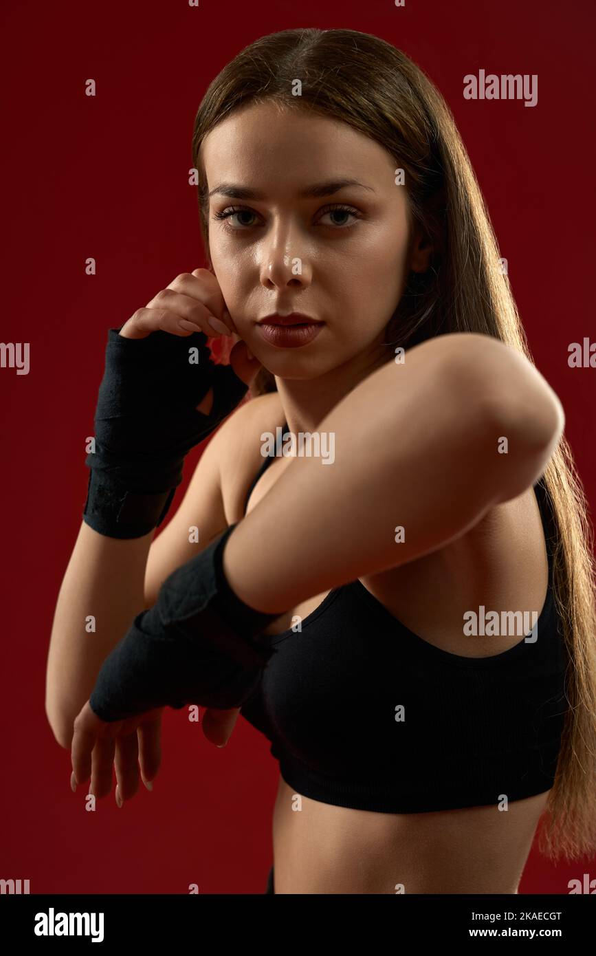 Retrato de mujer con vendas de boxeo rojo en las manos en el gimnasio  Fotografía de stock - Alamy
