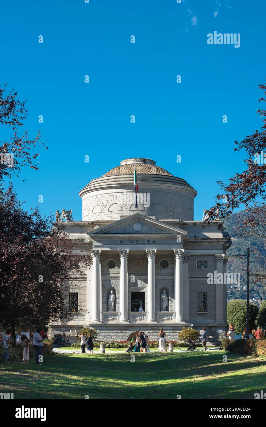 Como Tempio Voltiano, vista en verano del monumento parecido a un templo que celebra al pionero de la electricidad Alessandro Volta en el parque de la ciudad de Como, Lombardía, Italia Foto de stock