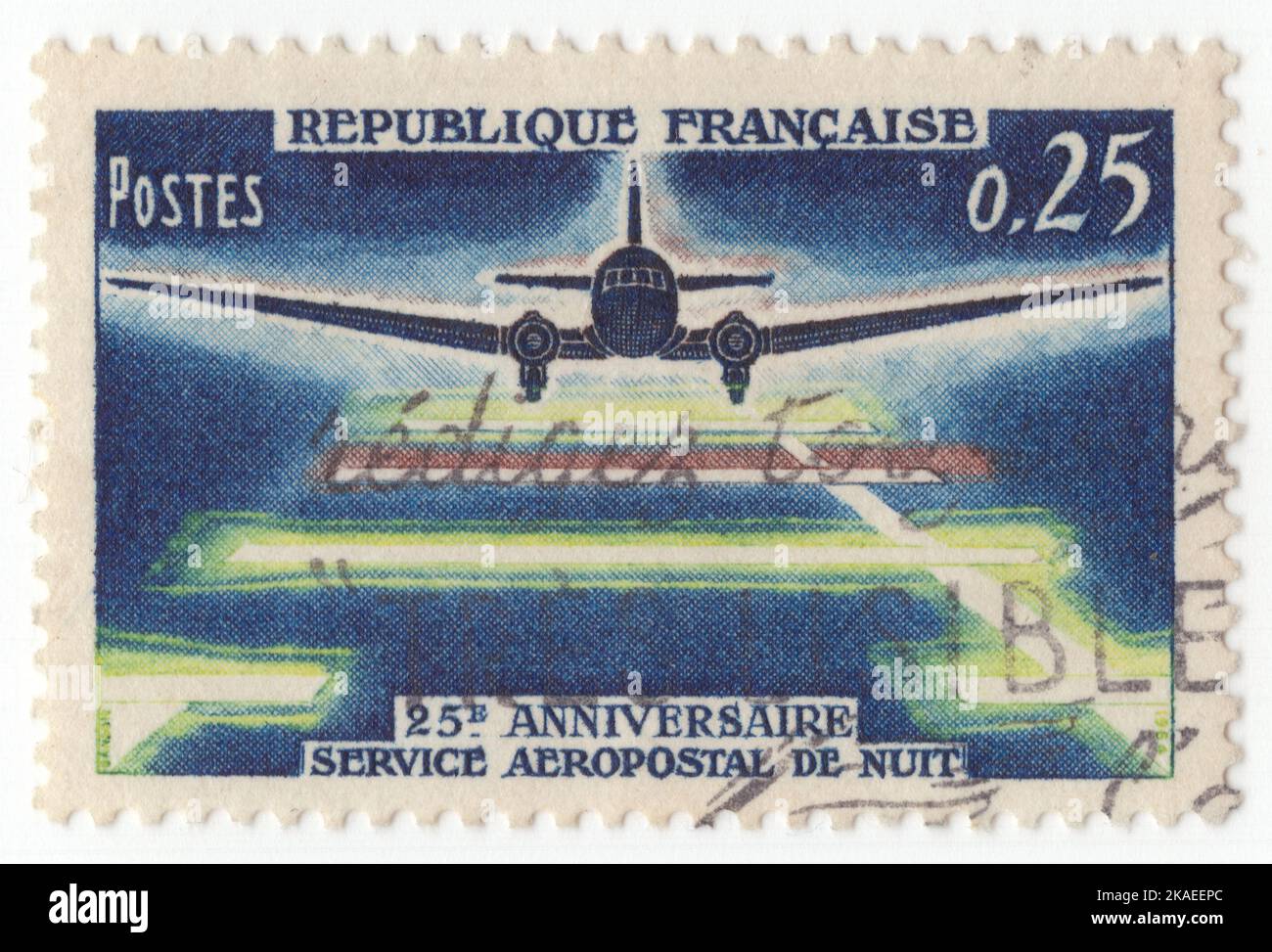 FRANCIA - 1964 de mayo de 9: Un sello postal multicolor de 25 centésimas que representa el aterrizaje en avión por la noche. 25th aniversario, servicio de correo aéreo nocturno Foto de stock