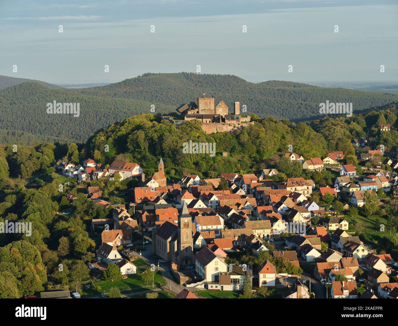 VISTA AÉREA. Castillo medieval de Lichtenberg con vistas al pueblo homónimo. Bajo Rin, Alsacia, Gran Este, Francia. Foto de stock
