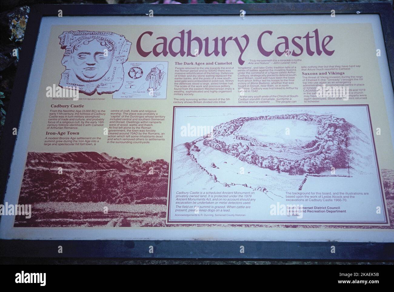 Reino Unido. Inglaterra. Somerset. Señal en la base del montículo del castillo de Cadbury. (El copyright es 1988 del consejo del districto de Somerset, de ocio y de la reconstrucción de Foto de stock