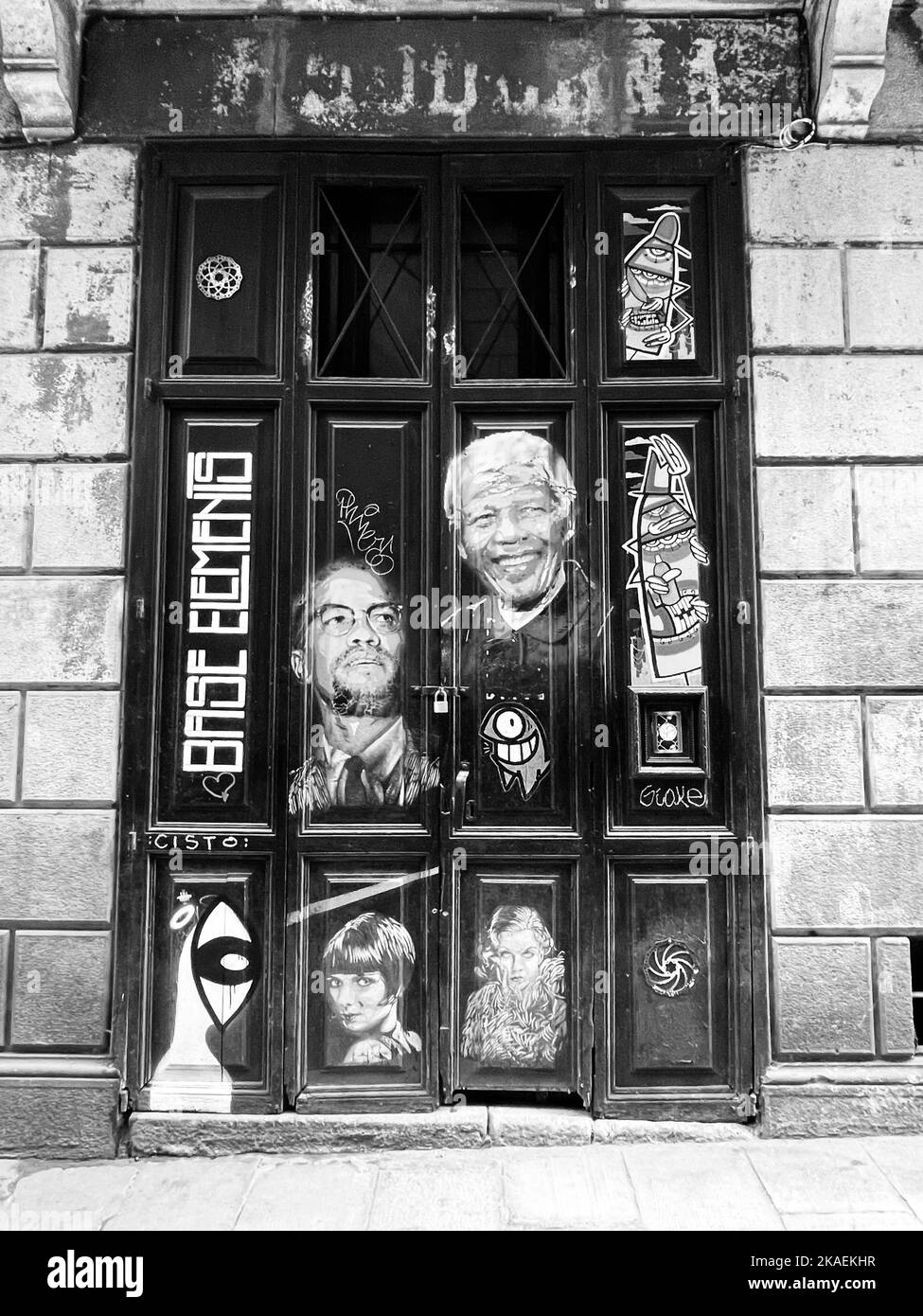 Un plano vertical de una puerta con las caras de famosos en un pozo de tinta en Barcelona, España Foto de stock