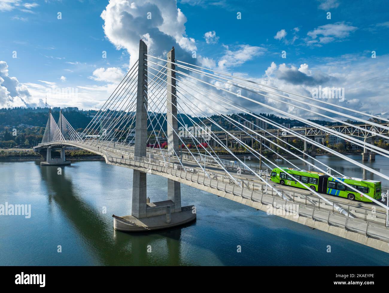 Tilikum Crossing, Bridge of the People es un puente aéreo que cruza el río Willamette en