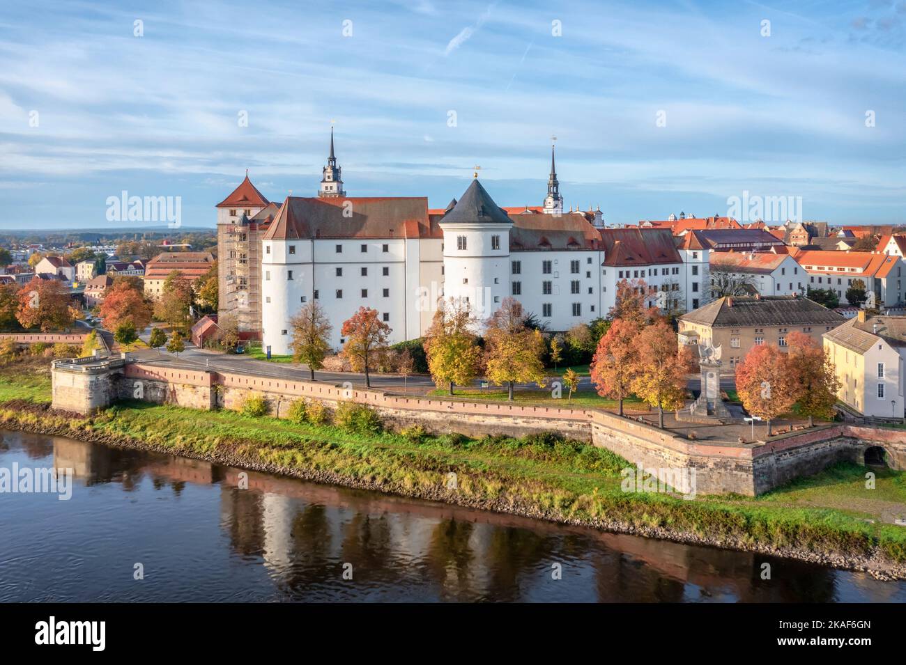 Torgau, Alemania. Vista aérea del castillo histórico Schloss Hartenfels en el otoño Foto de stock