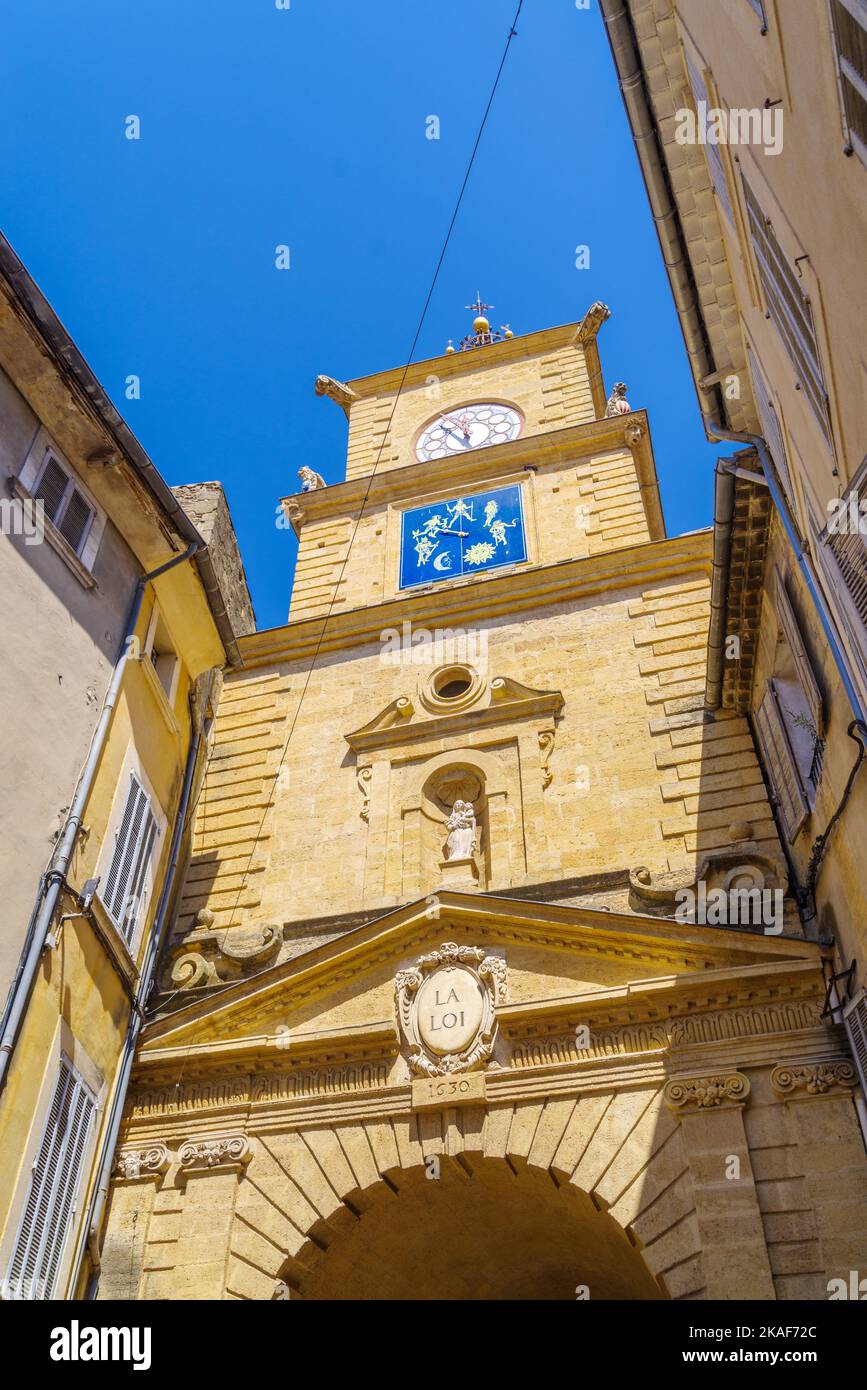 Antigua torre del reloj en el centro de la ciudad de Salon de Provence Foto de stock