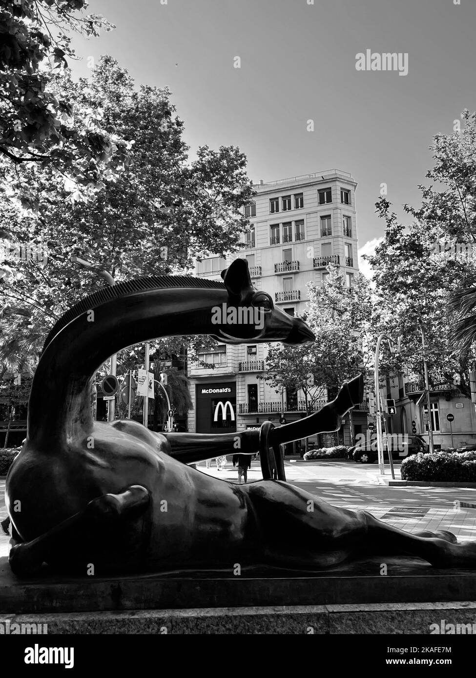 Una estatua de Giraffe en blanco y negro en Barcelona, España Foto de stock