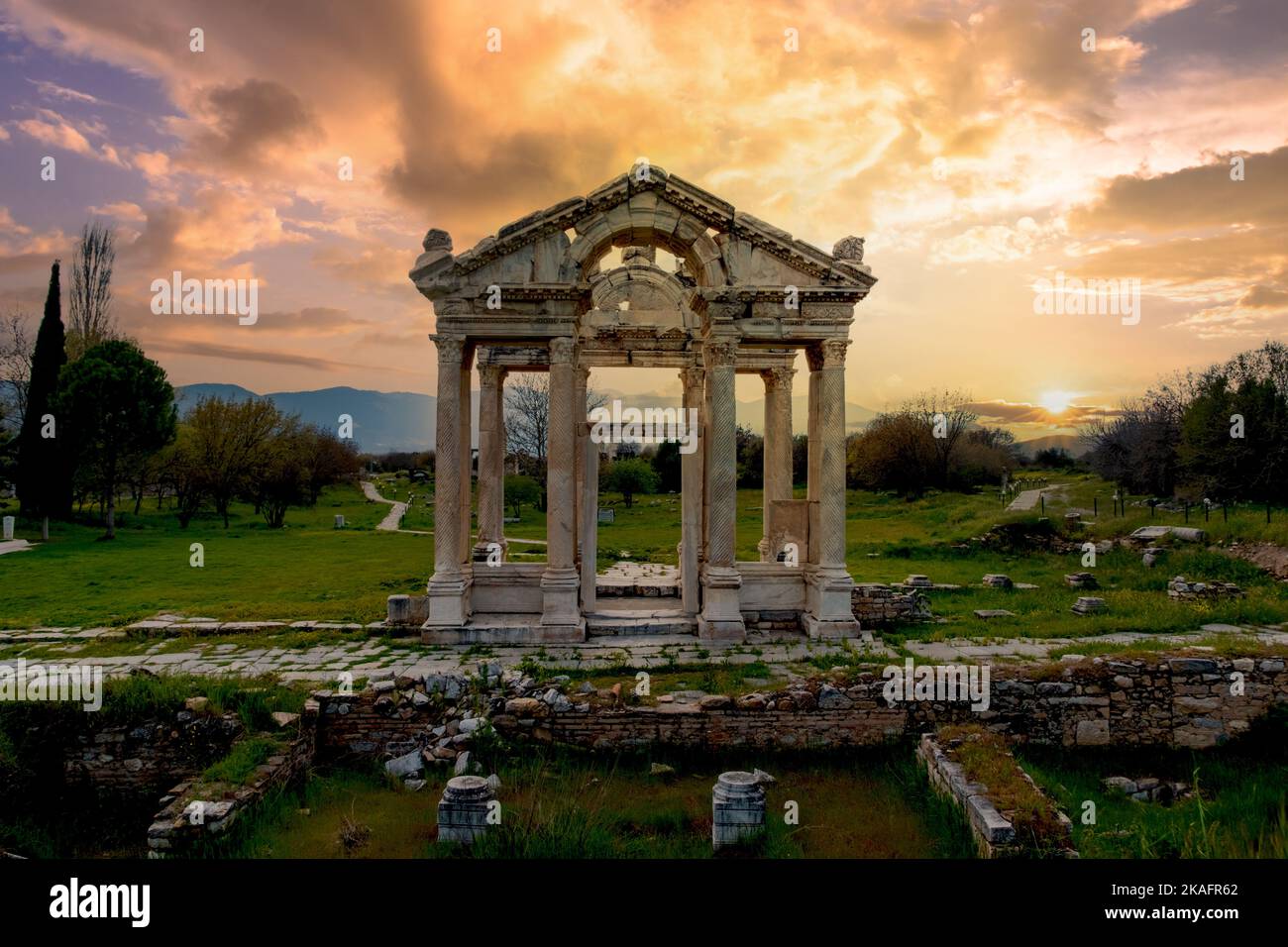 La famosa puerta Tetrapylon en la antigua ciudad de Afrodisias. Sitios arqueológicos e históricos de la Turquía moderna Foto de stock