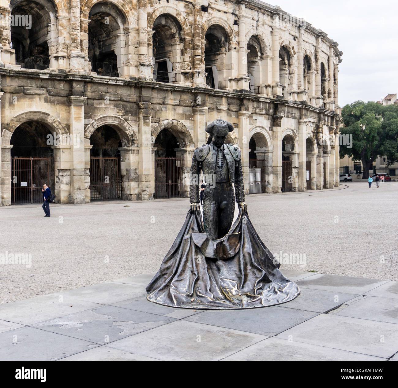 Hero, una escultura del matador francés Nimeño II fuera del anfiteatro romano en Nimes, Francia. Foto de stock