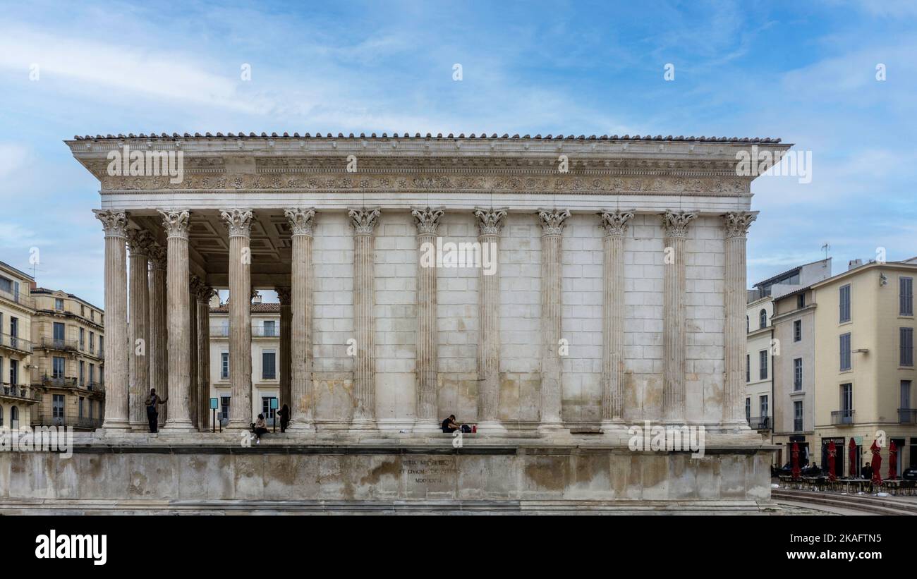 La Maison Carrée, Nimes, Francia. Un templo romano del siglo 1st dedicado por el emperador Augusto a sus dos nietos que murieron jóvenes. Foto de stock