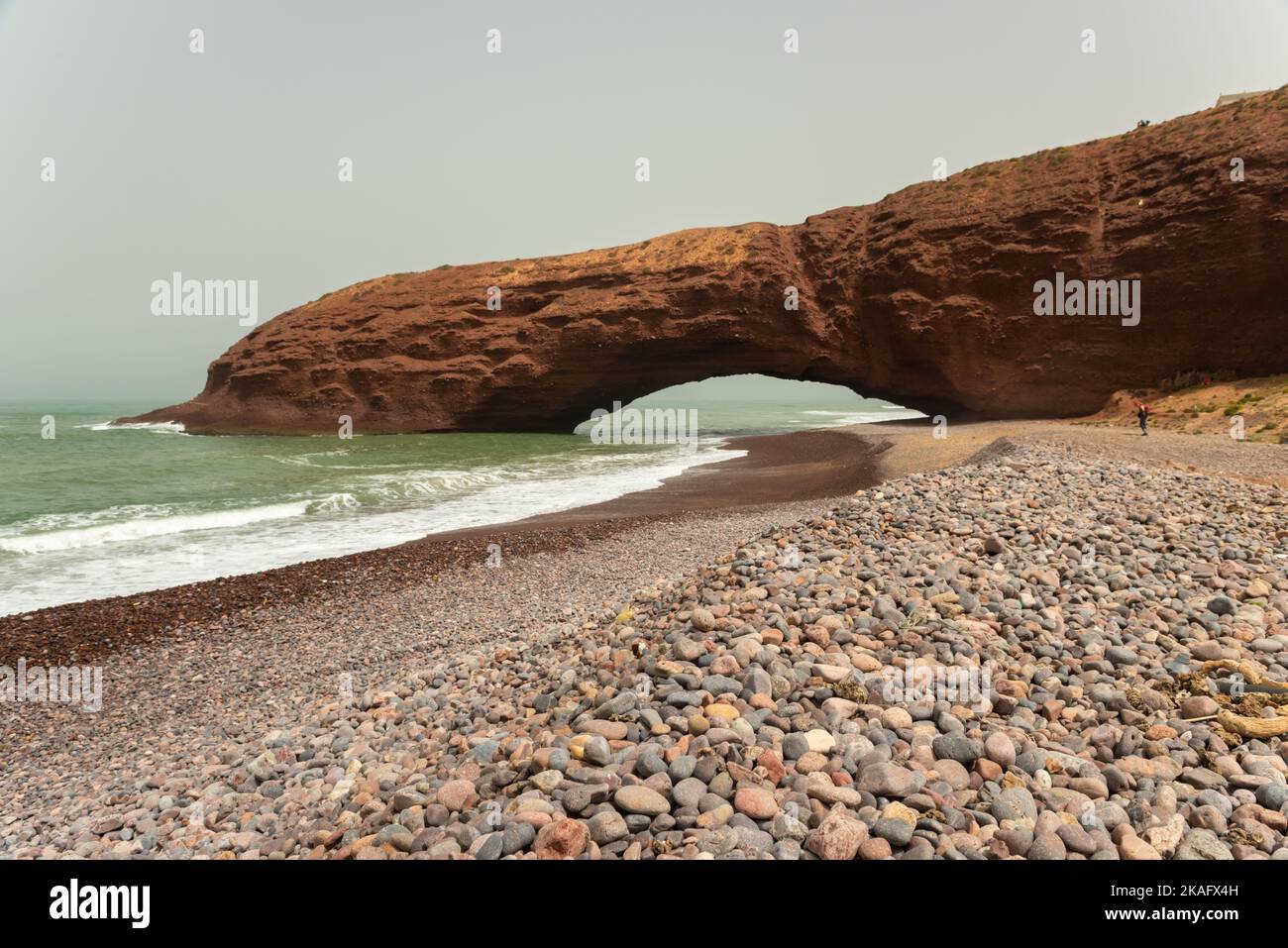 Paisaje de la playa de Legzira con sus arcos naturales en la costa del océano Atlántico. Marruecos. Foto de stock