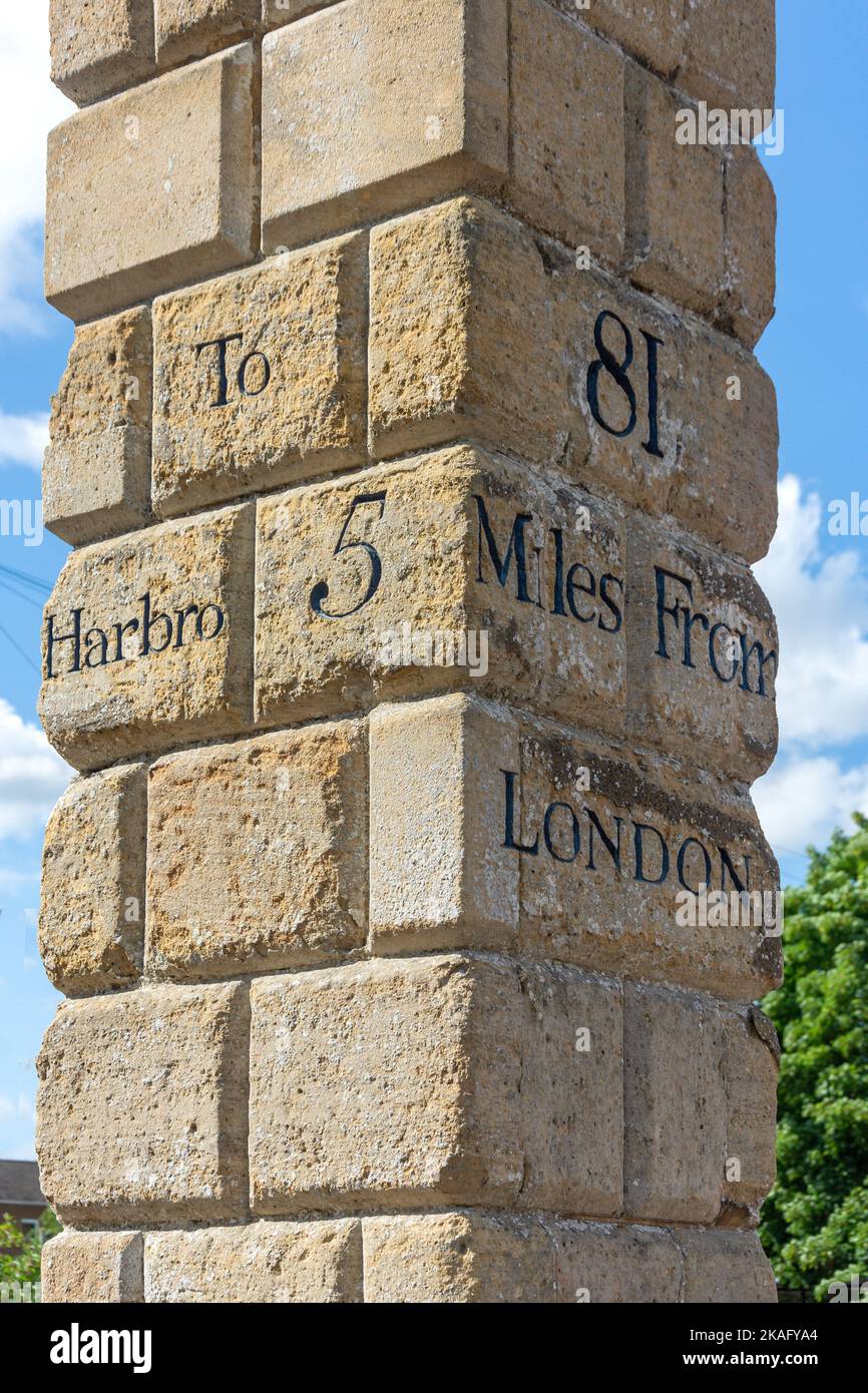 Grabados de Milage en la Cruz Antigua, High Street, Desborough, Northamptonshire, Inglaterra, Reino Unido Foto de stock
