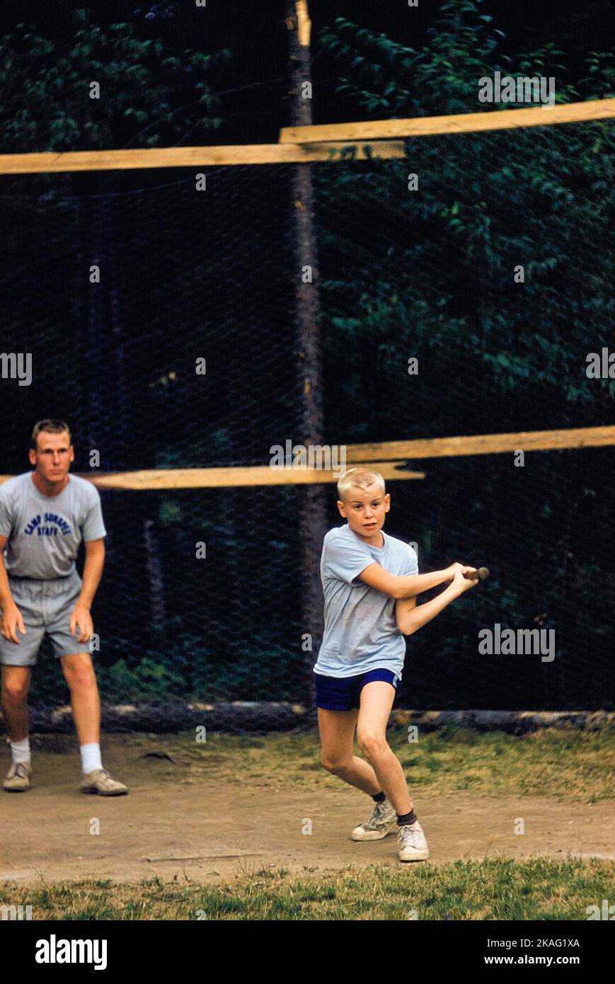 Joven jugando béisbol en Summer Camp, Camp Sunapee, New Hampshire, EE.UU., Toni Frissell Collection, Julio 1955 Foto de stock