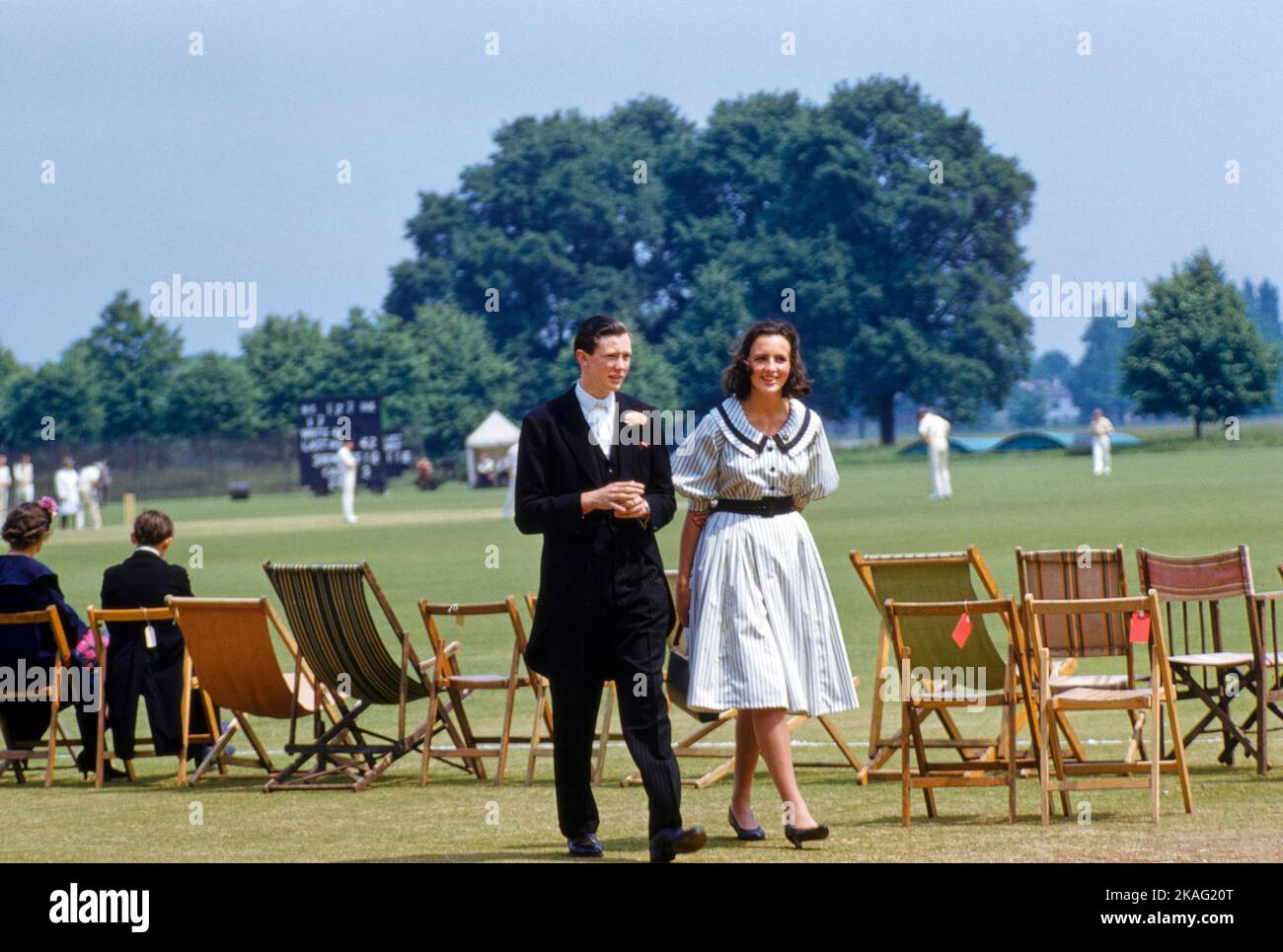Adolescente y adolescente asistiendo a un partido de críquet, evento del 'Cuatro de Junio', Eton College, Eton, Berkshire, Inglaterra, UK, Toni Frissell Collection, 4 de junio de 1959 Foto de stock