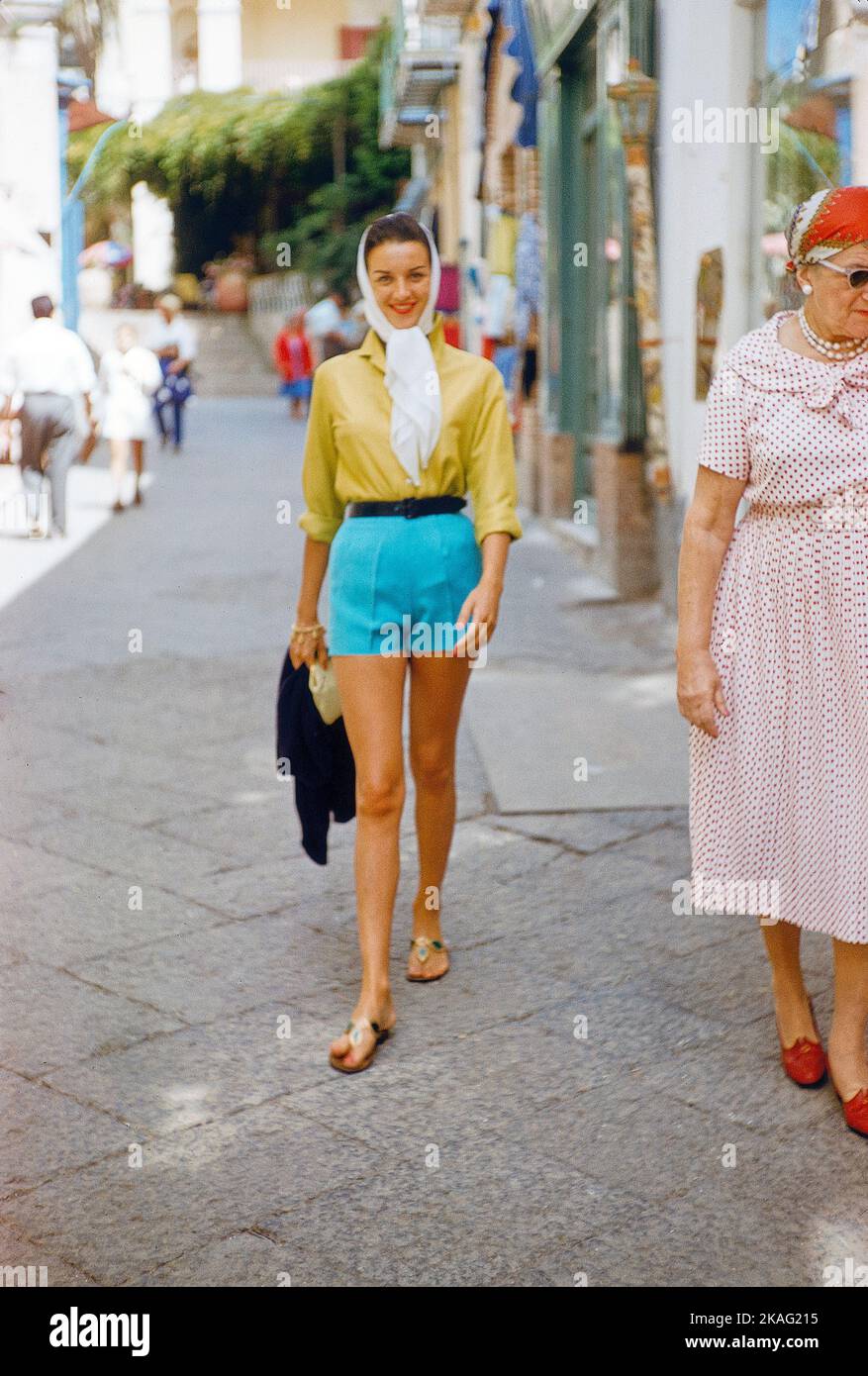 Mujer de moda, Escena callejera, Capri, Italia, Colección Toni Frissell, Junio 1959 Foto de stock
