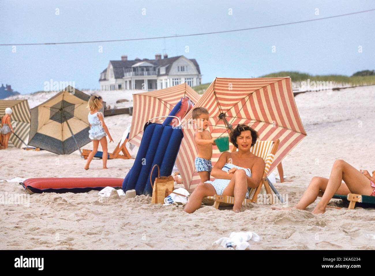 Familia en la playa, Hamptons, Long Island, Nueva York, Estados Unidos, Colección Toni Frissell, agosto de 1955 Foto de stock