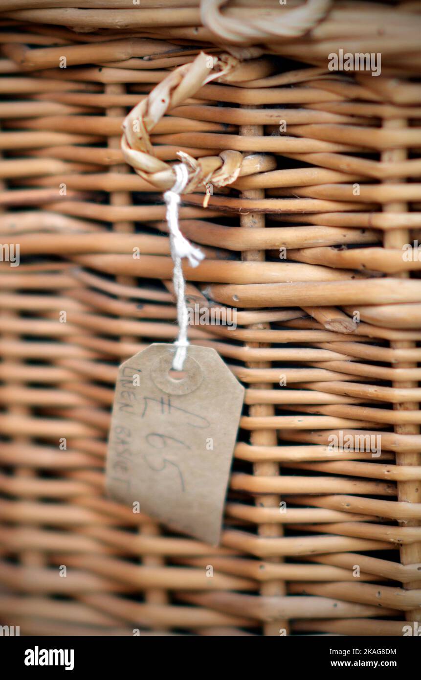 cesta de lino de mimbre vintage para la venta Foto de stock