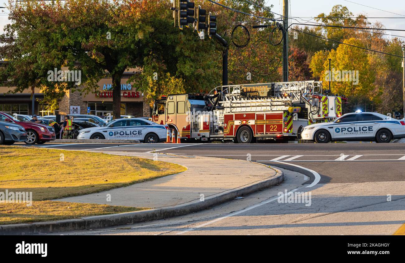 Servicios de emergencia en un accidente de tráfico en la autopista US 78 en Snellville (Metro Atlanta), Georgia. (ESTADOS UNIDOS) Foto de stock