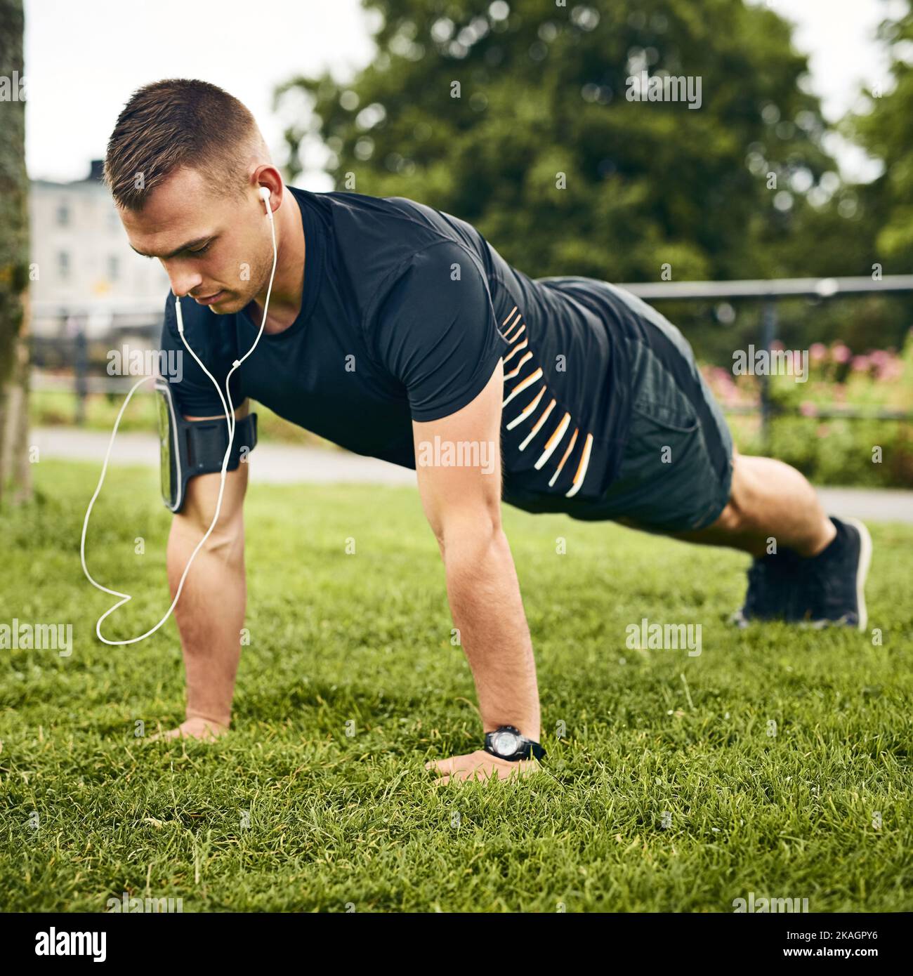 Cada vez más, un joven deportivo que hace ejercicio al aire libre. Foto de stock