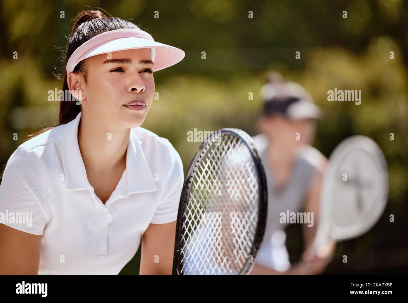 Tenis, juegos dobles y focus mujeres listas para iniciar el partido de competición profesional en Melbourne, Australia. Tenista, atleta y trabajo en equipo Foto de stock