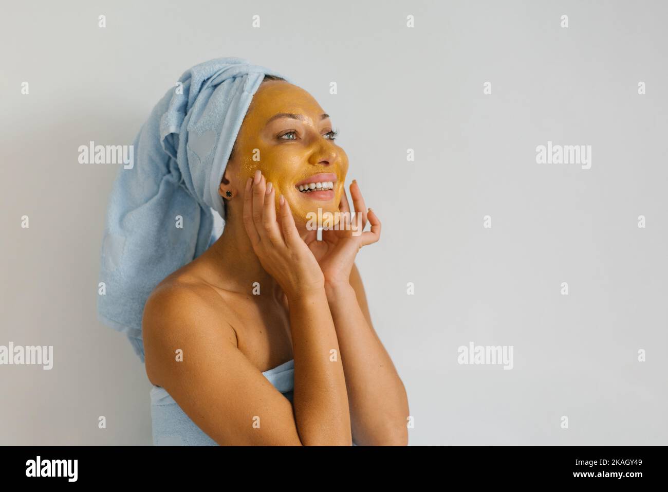 Aplicación de máscara facial orgánica de belleza de spa en casa de spa de día Foto de stock