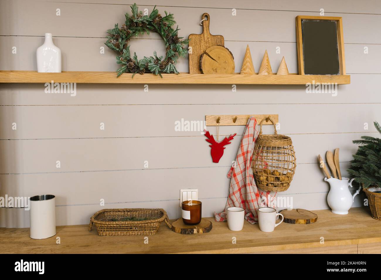 Interior de cocina escandinava con decoración navideña y accesorios Foto de stock