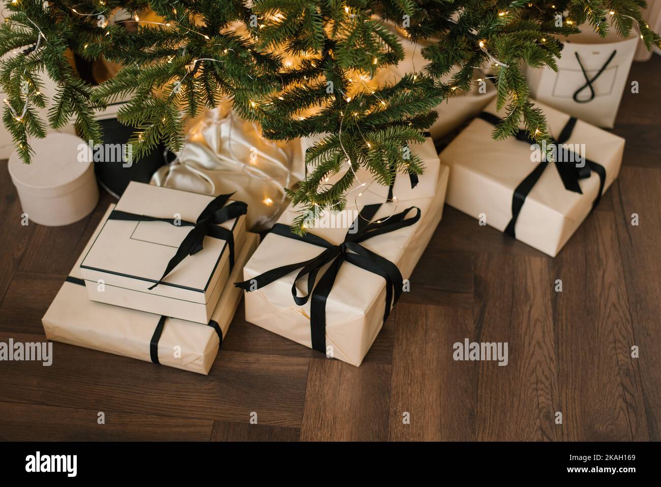 Regalos de Navidad con estilo bajo el árbol de Navidad con luces, vista superior Foto de stock