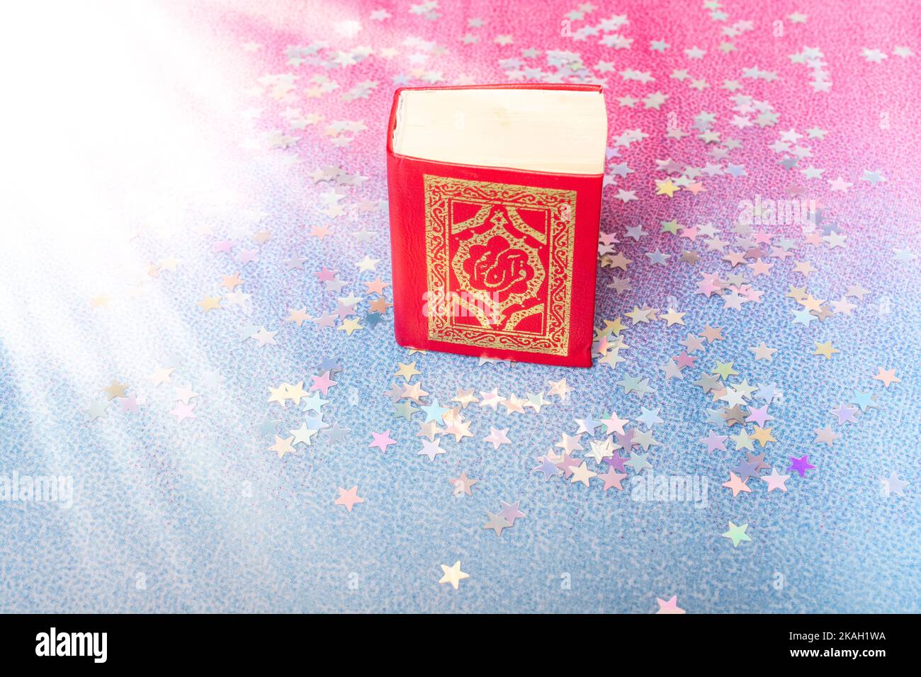 Libro Sagrado Islámico Quran mini tamaño decorado con estrellas Foto de stock