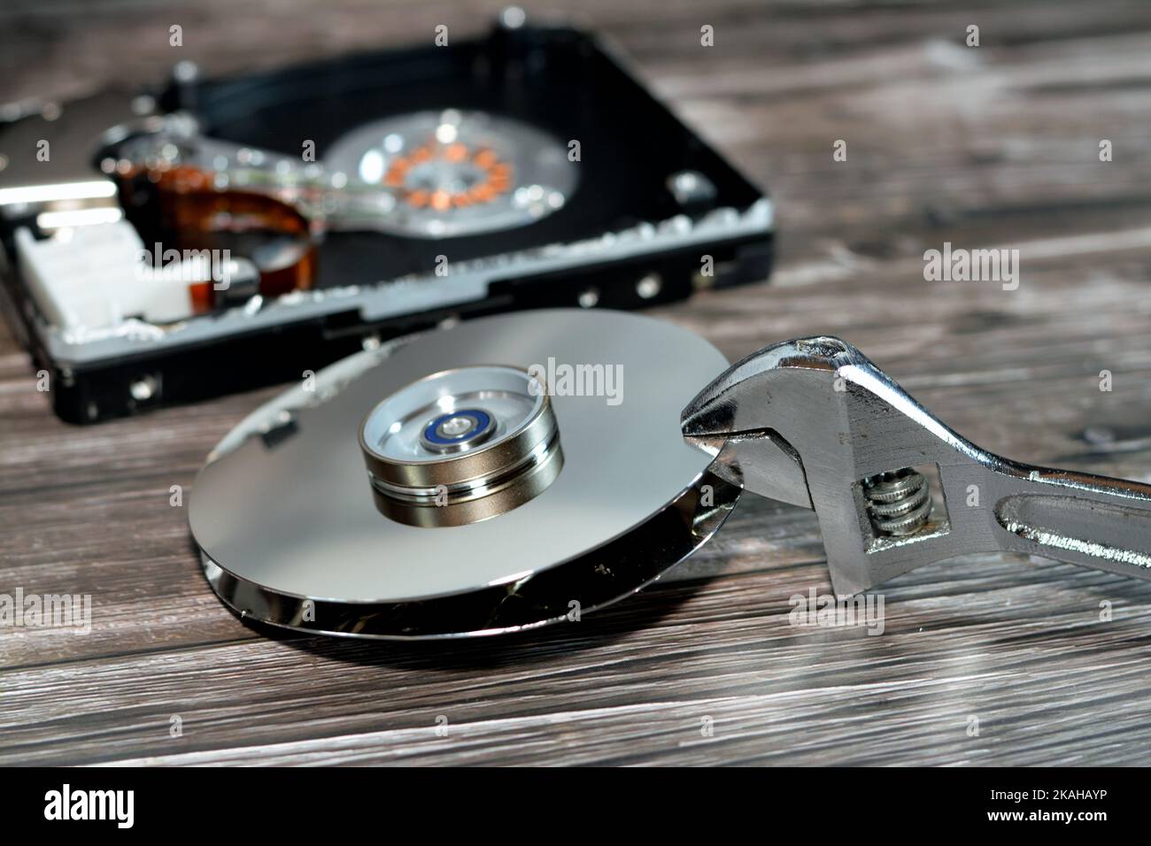 Una llave inglesa ajustable y discos duros juntos, unidad de disco duro  desmontada componentes dañados, mantenimiento del ordenador, recuperación,  borrado de datos, d Fotografía de stock - Alamy