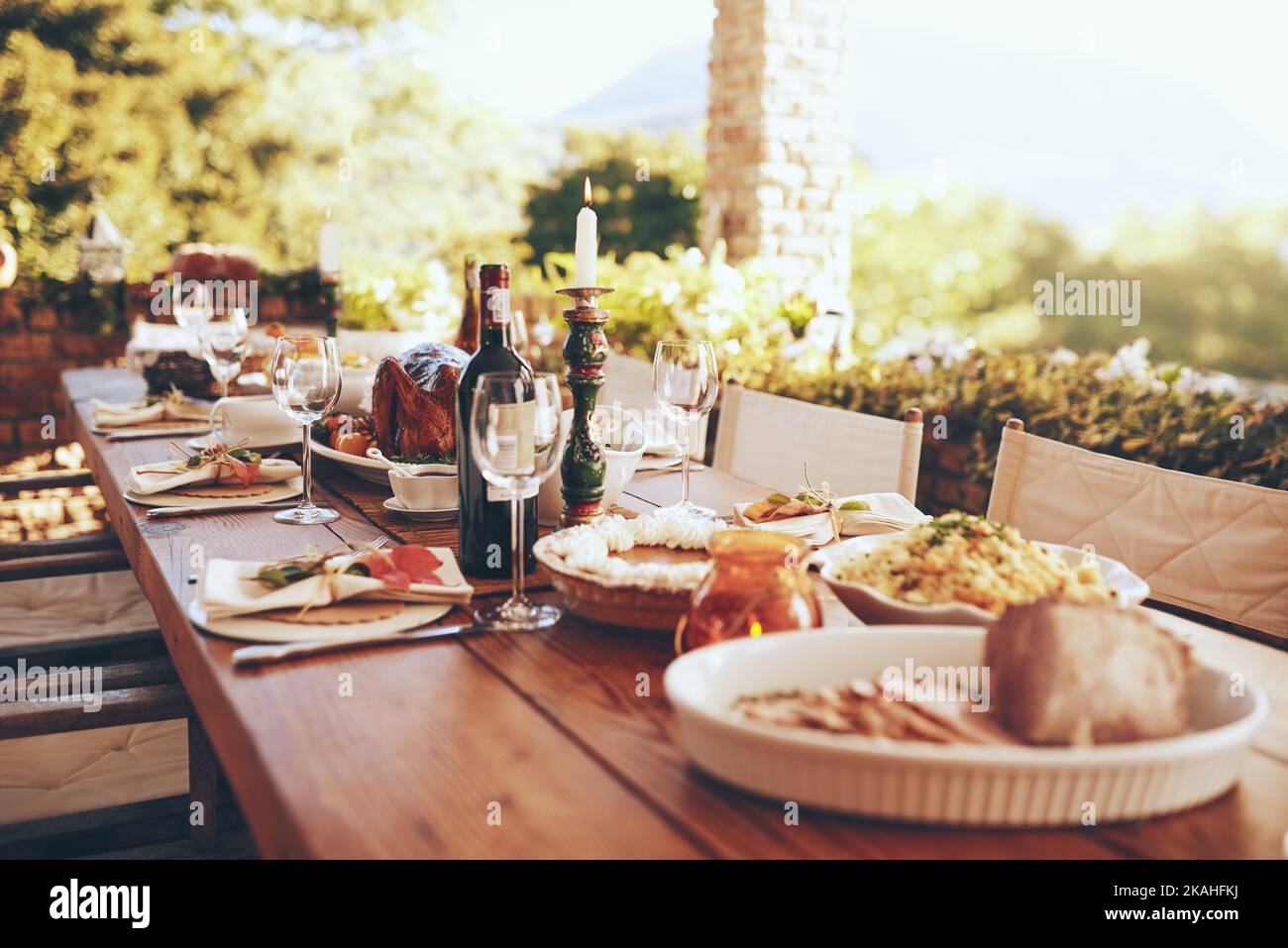 Es el momento de disfrutar de una buena comida y un buen estado de ánimo. Una mesa bien establecida con todo tipo de comida para una fiesta a la hora del almuerzo. Foto de stock