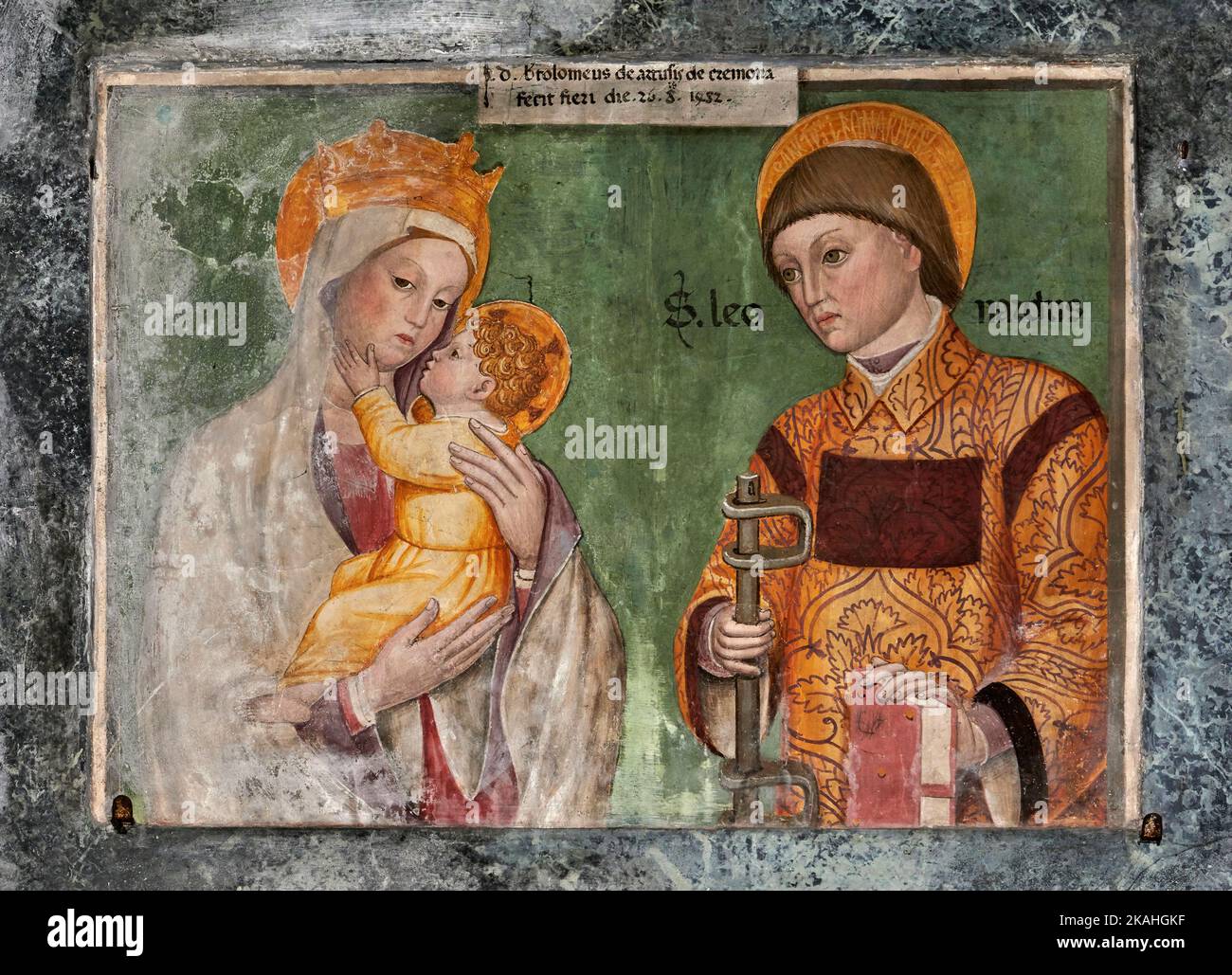 Madonna col Bambino e S. Leonardo - affresco - ignoto pittore lombardo - 1482 - Mantova, Italia, chiesa di S. Pietro Foto de stock