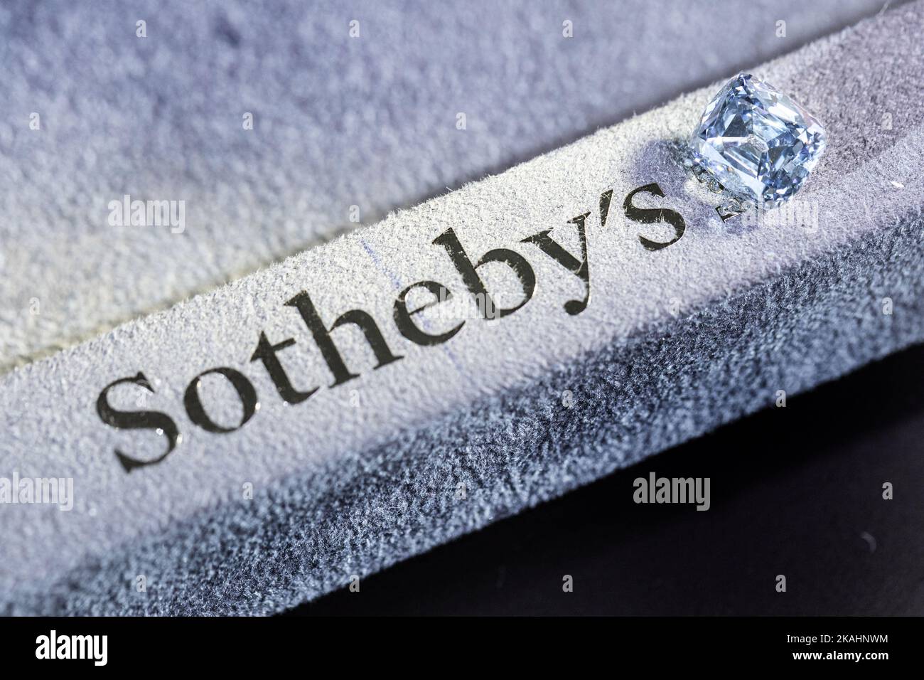 Un diamante de 5,53 quilates azul intenso De Beers que podría obtener 15  millones de dólares EE.UU. Se ve durante un avance en Sotheby's antes de la  venta de la subasta en