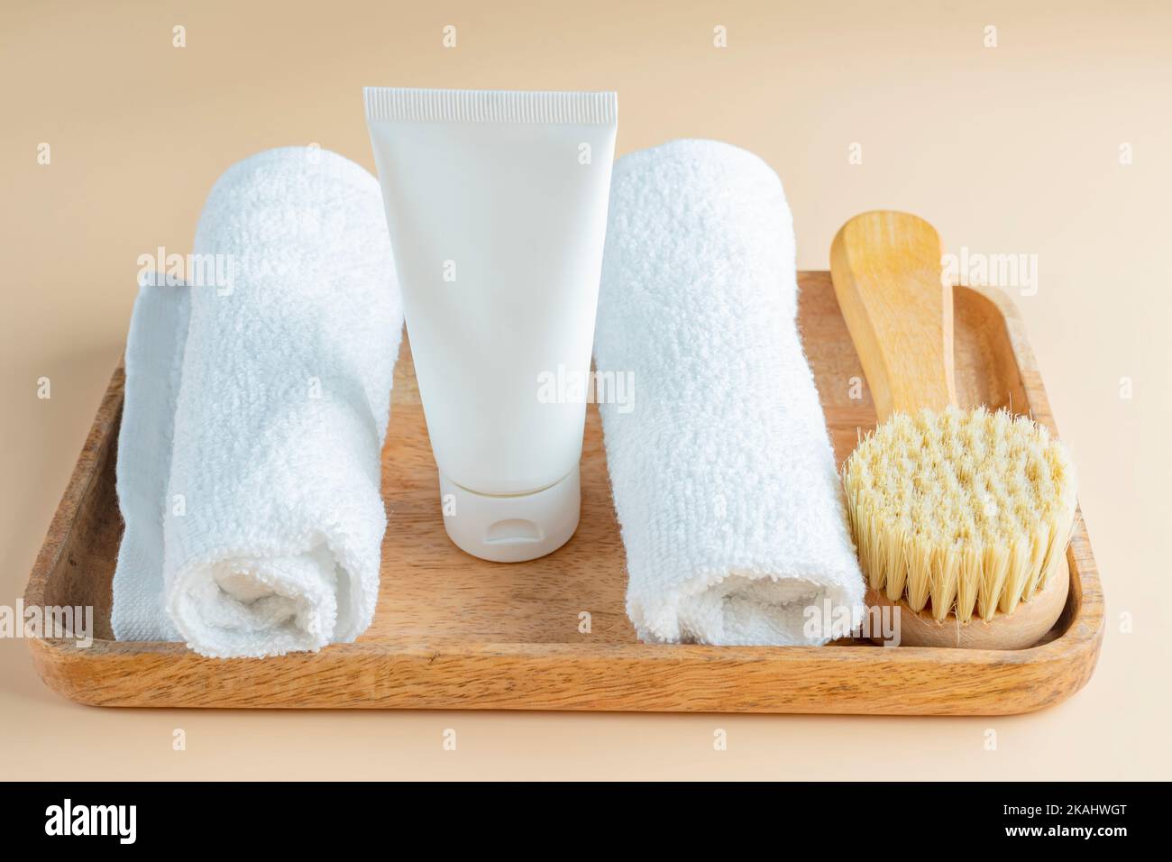 cepillo de masaje de cerdas naturales para el cepillado corporal, toalla y exfoliante corporal sobre de madera. cerdas naturales para la eliminación de celulitis y la estimulación de la linfa Fotografía