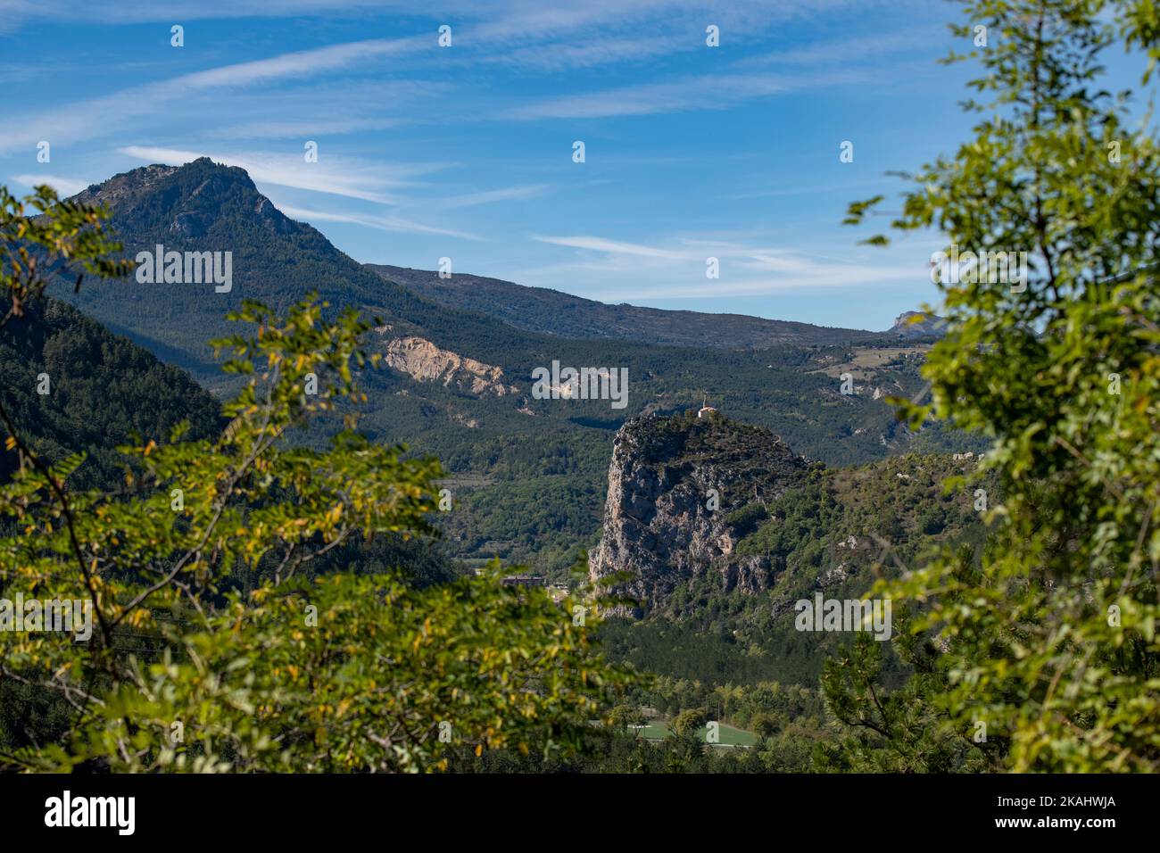 Castellane La Roc Alpes-de-Haute-Provence Francia Septiembre 2022  La Roca que domina la ciudad, elevándose a 930 metros (3.051 pies) (más de 200 metros Foto de stock