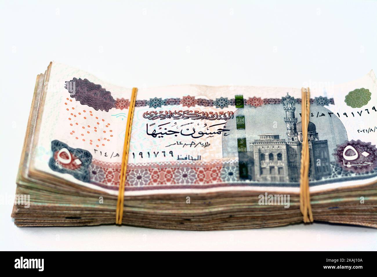 Un montón de billetes de dinero egipcio de 50 LE cincuenta libras serie 2021 presenta Abu Hurayba Mezquita en el anverso y la imagen del templo de Edfu, escarabajo alado Foto de stock