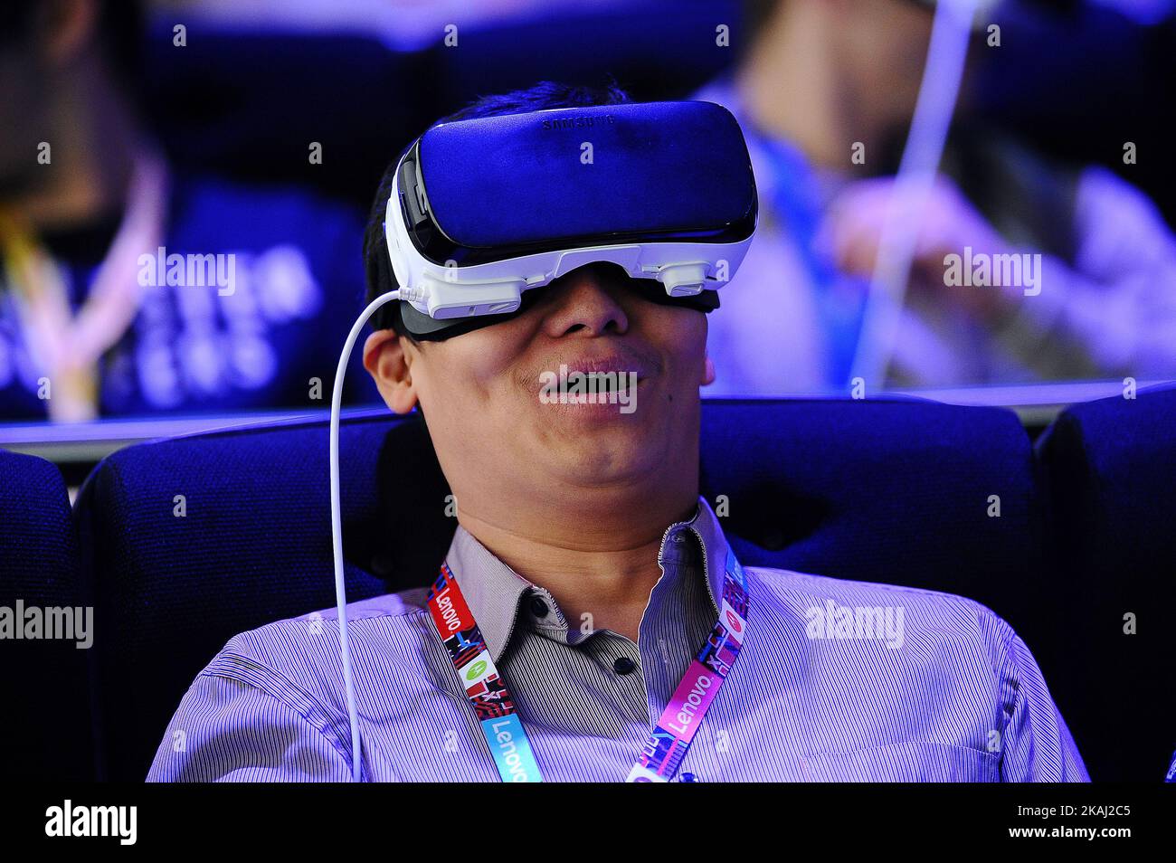 Un hombre reacciona cuando utiliza un nuevo Samsung Gear 360 VR , durante la segunda jornada del Mobile World Congress 2016 en Barcelona, 23rd de febrero de 2016. (Foto de Joan Cros/NurPhoto) *** Por favor use el crédito del campo de crédito *** Foto de stock