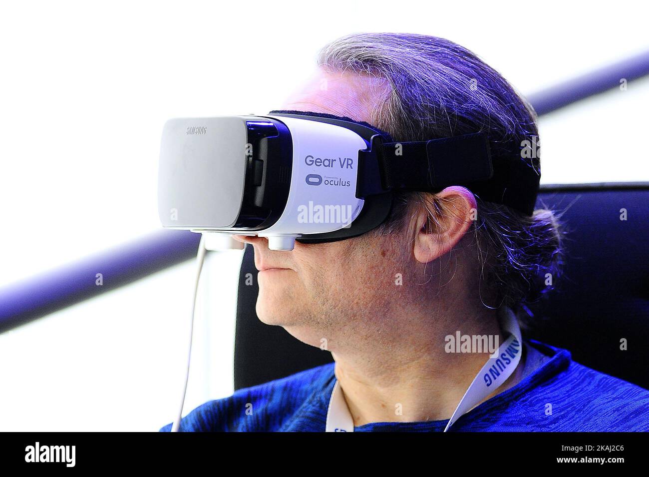 Un congresista probando el Samsung Gear 360 VR , durante la segunda jornada del Mobile World Congress 2016 en Barcelona, 23rd de febrero de 2016. (Foto de Joan Cros/NurPhoto) *** Por favor use el crédito del campo de crédito *** Foto de stock