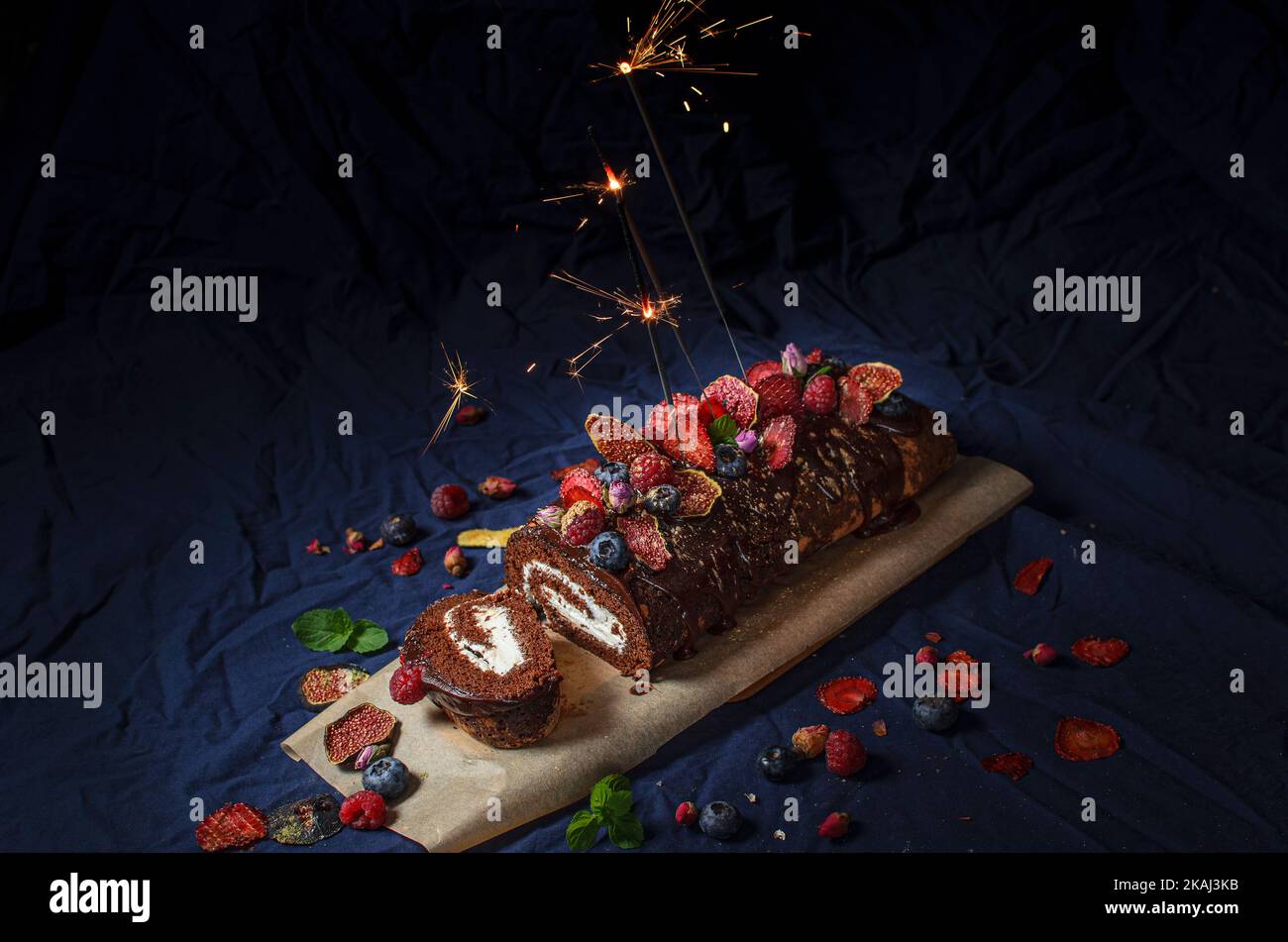 Pastel de chocolate con crema mascarpone, frutas del bosque y menta Foto de stock