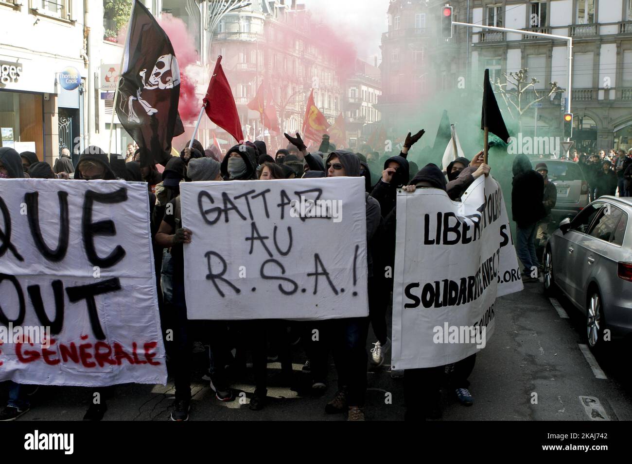 Este jueves 28 de abril se organizaron tres eventos en Alsacia en contra de la propuesta de ley laboral. En Estrasburgo, el espectáculo reunió a unas 3.000 personas a primera hora de la tarde, la convocatoria de la CGT, FO, Solidaires, FSU, la UNEF, Los LDIFs y UNL. Eran 2.500 según la policía, 6.000 según los manifestantes. No se informó de incidentes. (Foto de Elyxandro Cegarra/NurPhoto) *** Por favor use el crédito del campo de crédito *** Foto de stock