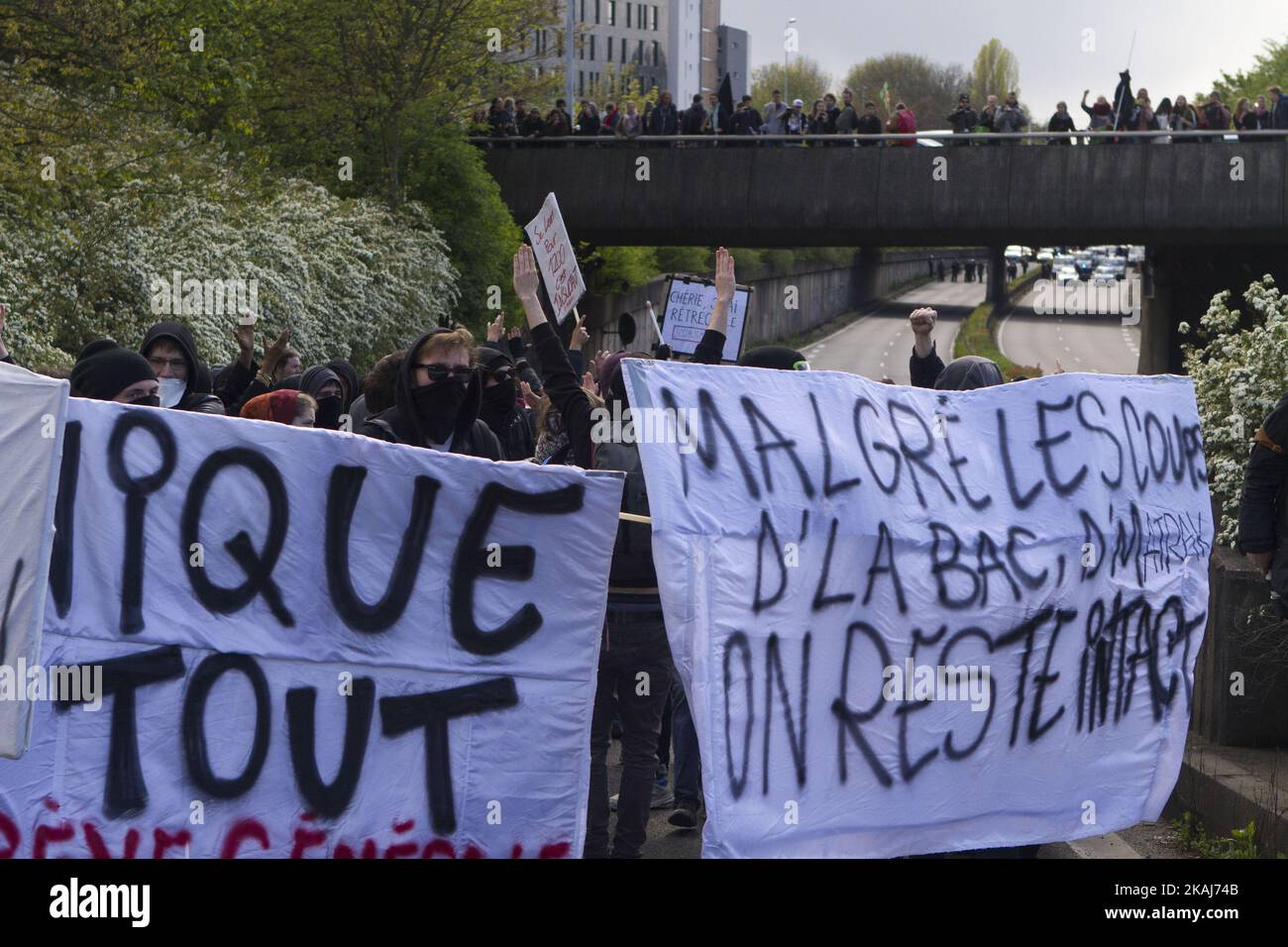 Este jueves 28 de abril se organizaron tres eventos en Alsacia en contra de la propuesta de ley laboral. En Estrasburgo, el espectáculo reunió a unas 3.000 personas a primera hora de la tarde, la convocatoria de la CGT, FO, Solidaires, FSU, la UNEF, Los LDIFs y UNL. Eran 2.500 según la policía, 6.000 según los manifestantes. No se informó de incidentes. (Foto de Elyxandro Cegarra/NurPhoto) *** Por favor use el crédito del campo de crédito *** Foto de stock