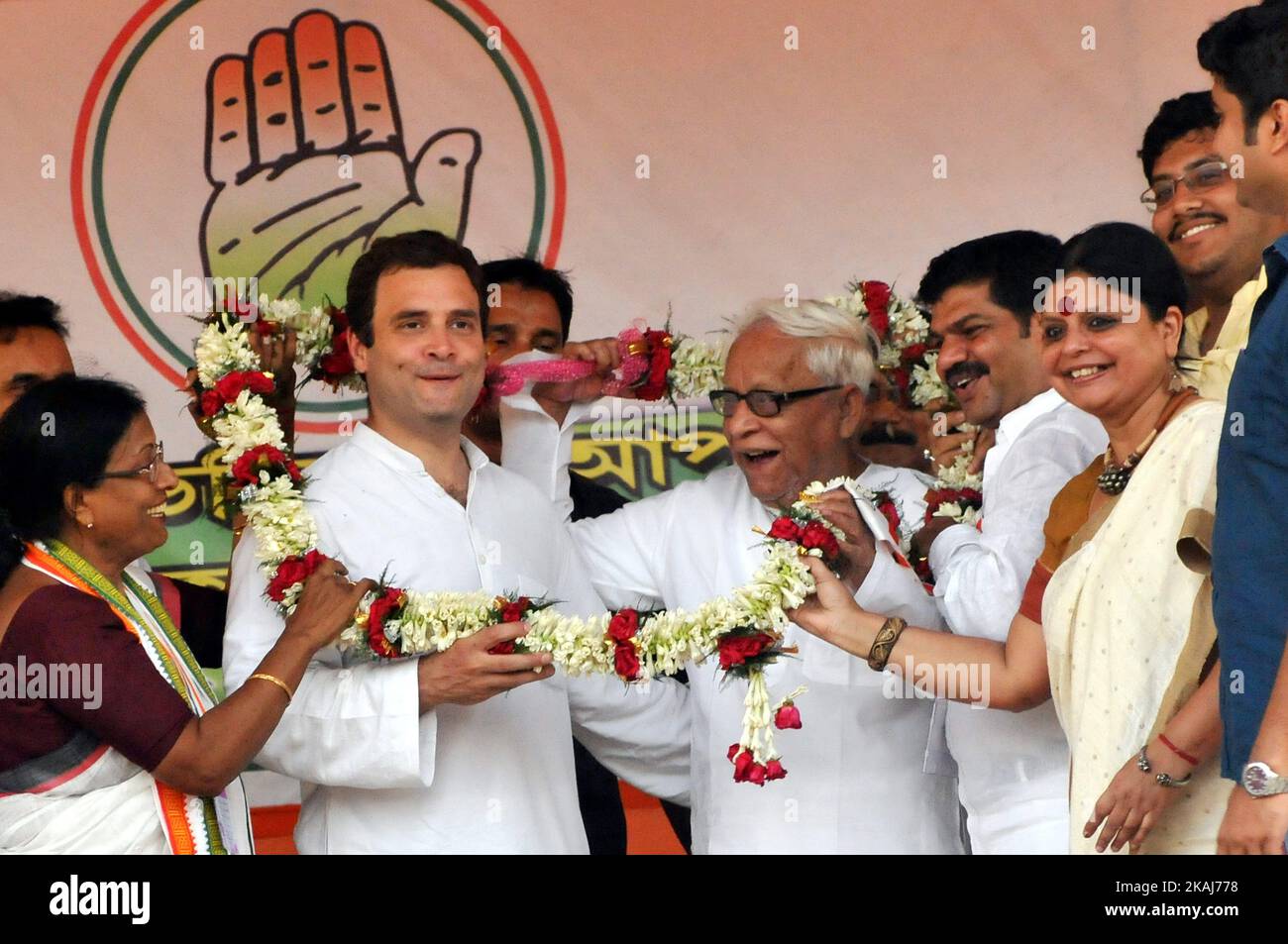 El Vicepresidente del Congreso Rahul Gandhi y el veterano de CPI (M) y ex Ministro en Jefe Buddhadeb Bhattacharjee durante una manifestación electoral conjunta en Park Circus Ground el 27 de abril de 2016 en Kolkata, India. Gandhi atacó al Primer Ministro indio Narendra Modi y al Primer Ministro de Bengala Occidental Mamata Banerjee, diciendo que no habían tomado ninguna acción contra la corrupción e hicieron 'falsas promesas'. (Foto de Debajyoti Chakraborty/NurPhoto) *** Por favor use el crédito del campo de crédito *** Foto de stock