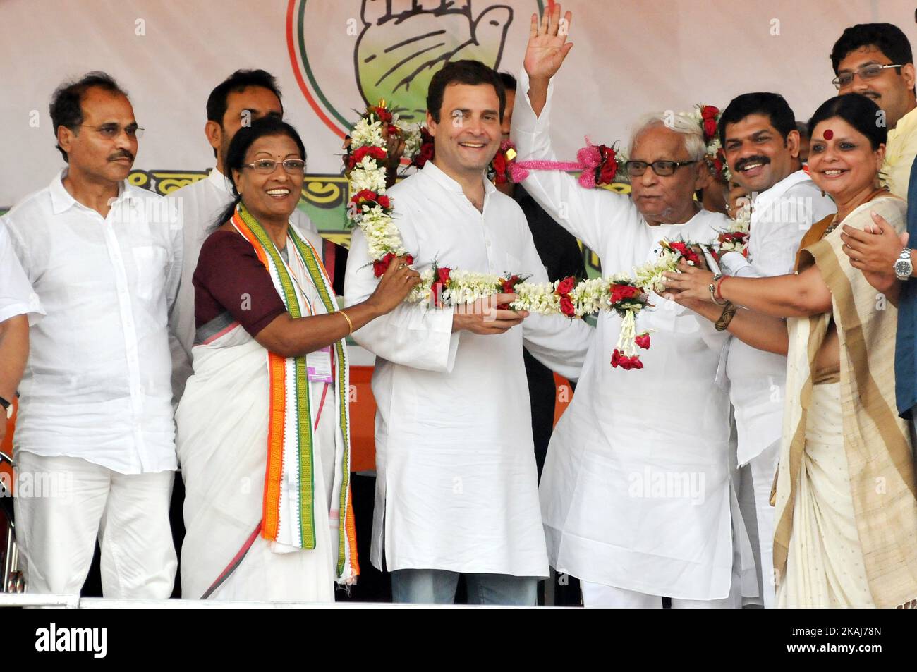 El Vicepresidente del Congreso Rahul Gandhi y el veterano de CPI (M) y ex Ministro en Jefe Buddhadeb Bhattacharjee durante una manifestación electoral conjunta en Park Circus Ground el 27 de abril de 2016 en Kolkata, India. Gandhi atacó al Primer Ministro indio Narendra Modi y al Primer Ministro de Bengala Occidental Mamata Banerjee, diciendo que no habían tomado ninguna acción contra la corrupción e hicieron 'falsas promesas'. (Foto de Debajyoti Chakraborty/NurPhoto) *** Por favor use el crédito del campo de crédito *** Foto de stock