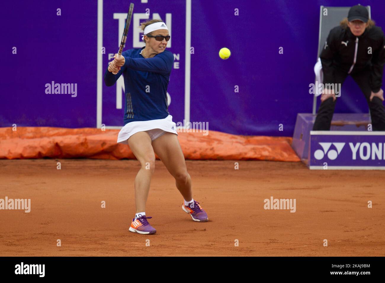 Kirsten Flipkens (BEL) en acción el 16 de mayo de 2016, en Estrasburgo, Francia, en el Estrasburgo Internacional. El primer gran evento del tenis femenino francés sobre tierra batida después de Roland Garros y el primer local deportivo de Alsacia, Estrasburgo Internacional, se celebrará para su 30th edición, del 13 al 21 de mayo de 2016. (Foto de Elyxandro Cegarra/NurPhoto) *** Por favor use el crédito del campo de crédito *** Foto de stock