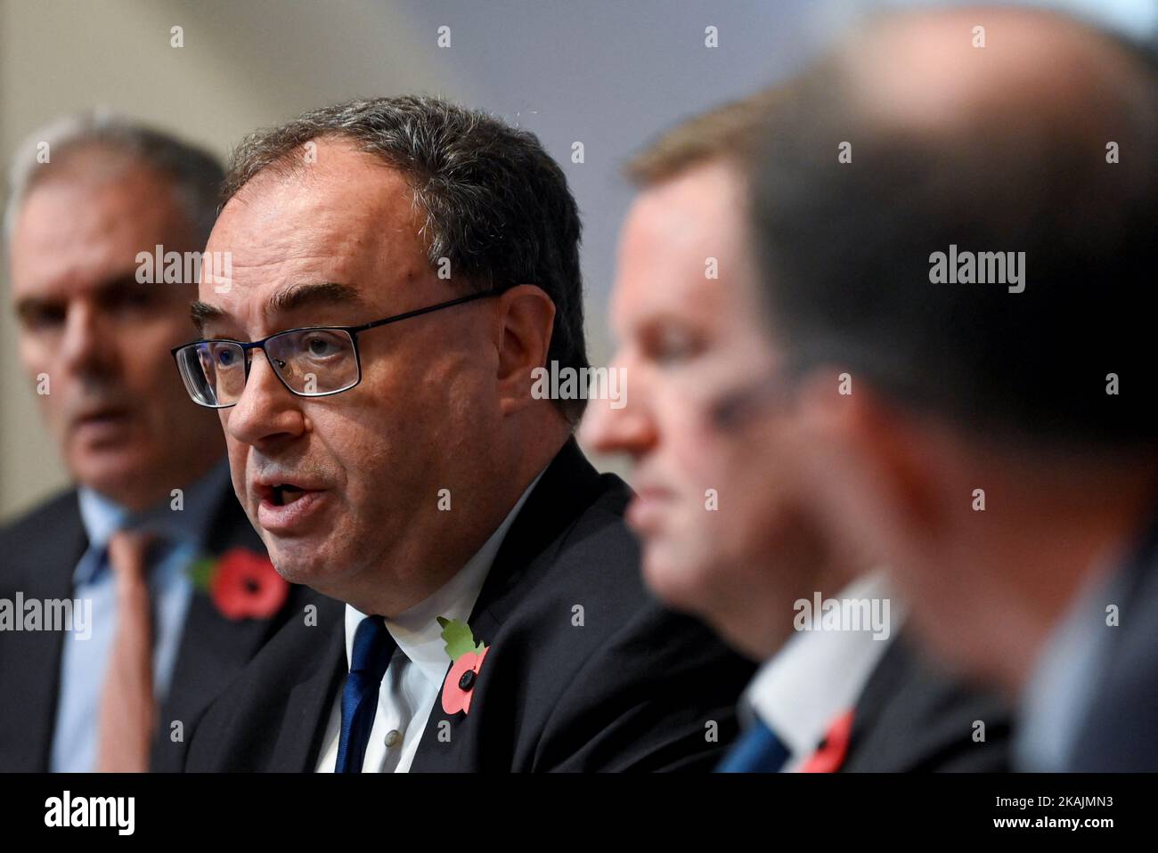 El Gobernador del Banco de Inglaterra Andrew Bailey (segundo a la izquierda) durante una conferencia de prensa para la publicación del Informe de Política Monetaria, en el Banco de Inglaterra, Londres. Fecha de la foto: Jueves 3 de noviembre de 2022. Foto de stock