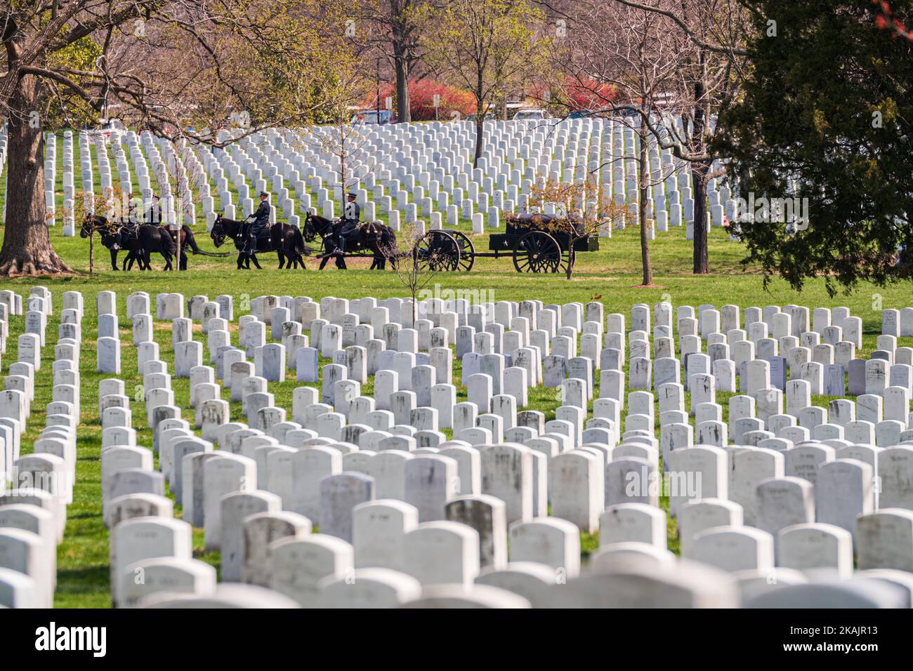 WASHINGTON DC, EE.UU. - 5 2018 DE ABRIL: Ceremonia de entierro militar en el cementerio nacional de Arlington en Washington DC, EE.UU Foto de stock
