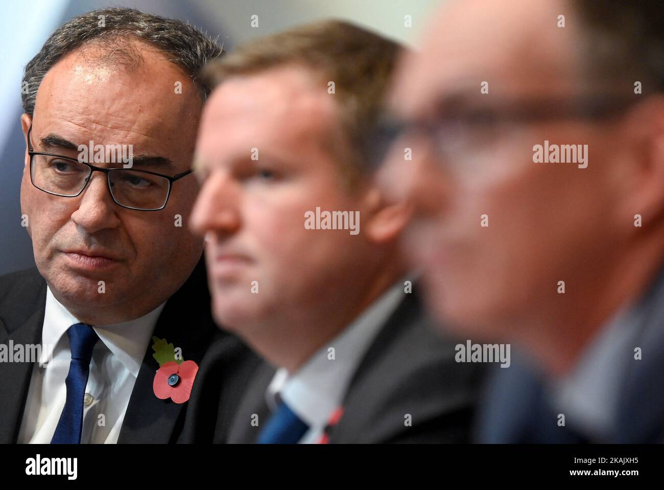 Andrew Bailey, gobernador del Banco de Inglaterra (izquierda), durante una conferencia de prensa para la publicación del Informe de Política Monetaria, en el Banco de Inglaterra, Londres. Fecha de la foto: Jueves 3 de noviembre de 2022. Foto de stock