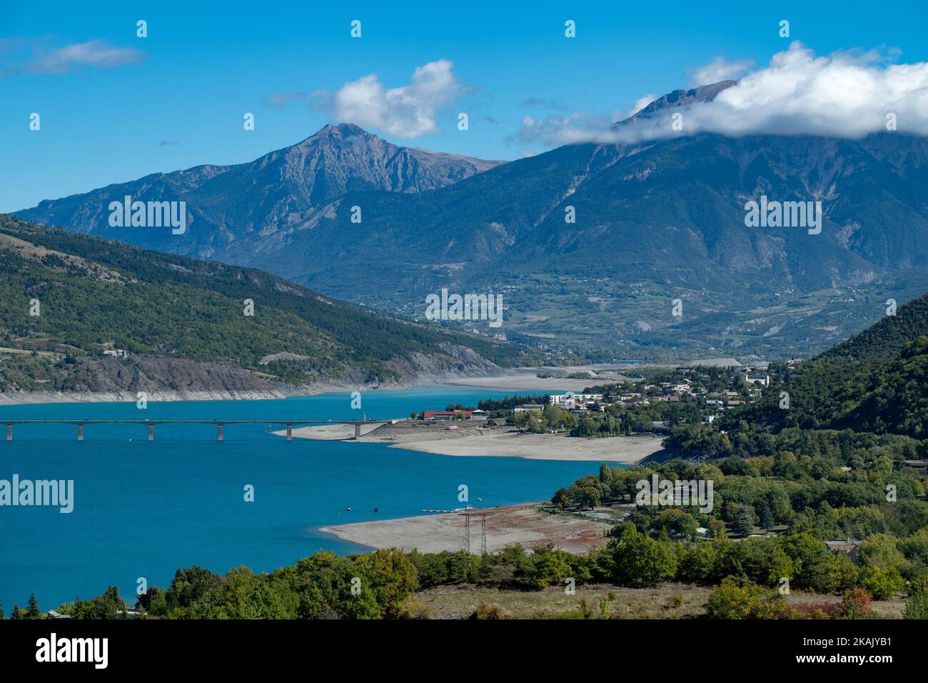Lac de Serre-Poncon French Alps Sept 2022 Lago Serre-Ponçon es un depósito en los departamentos de Altos Alpes y Alpes de Alta Provenza, Provenza-A. Foto de stock