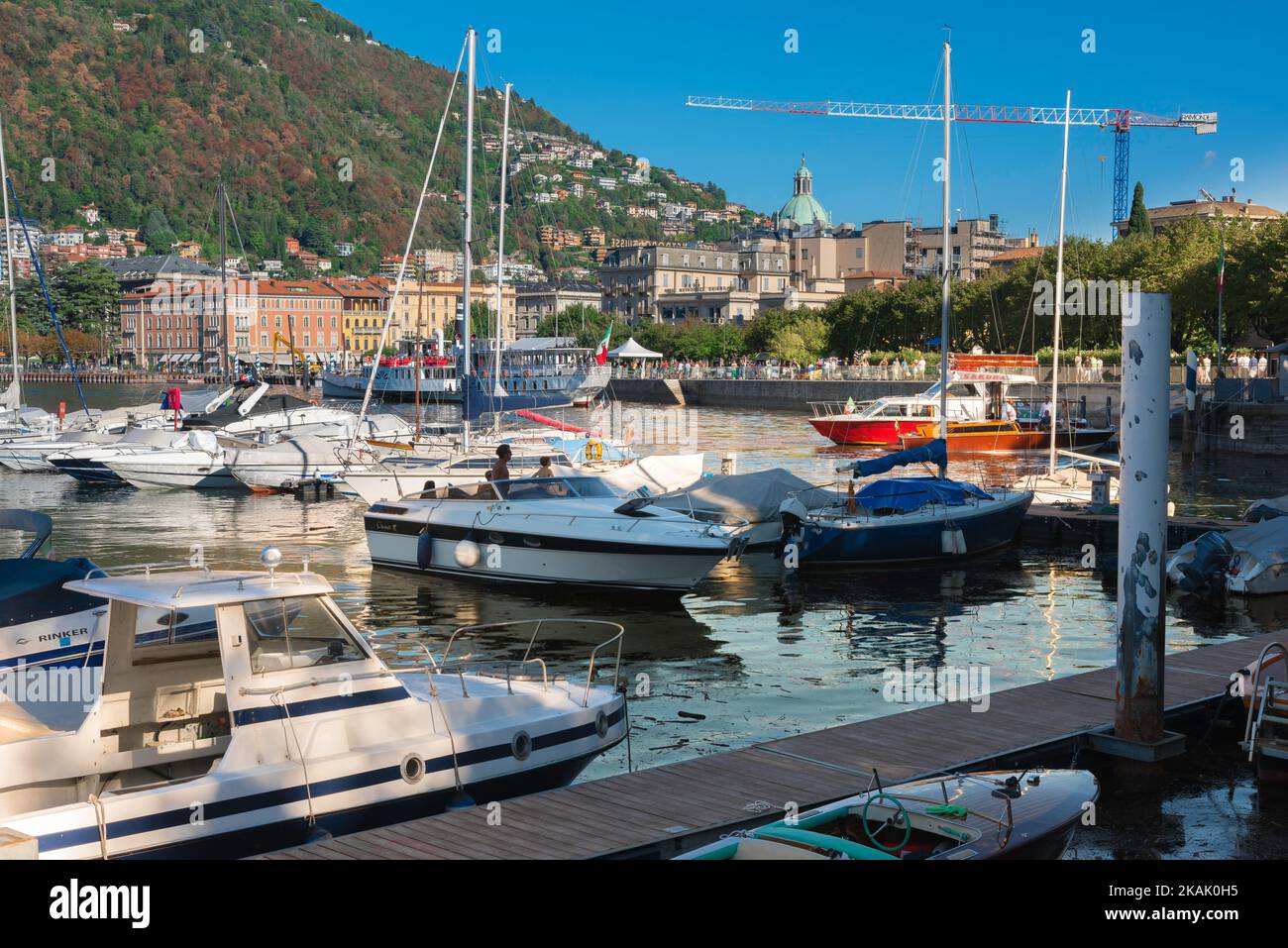 Puerto deportivo de la ciudad de Como, vista en verano de los barcos de ocio amarrados en el puerto deportivo de la ciudad de Como, Lago Como, Lombardía, Italia Foto de stock